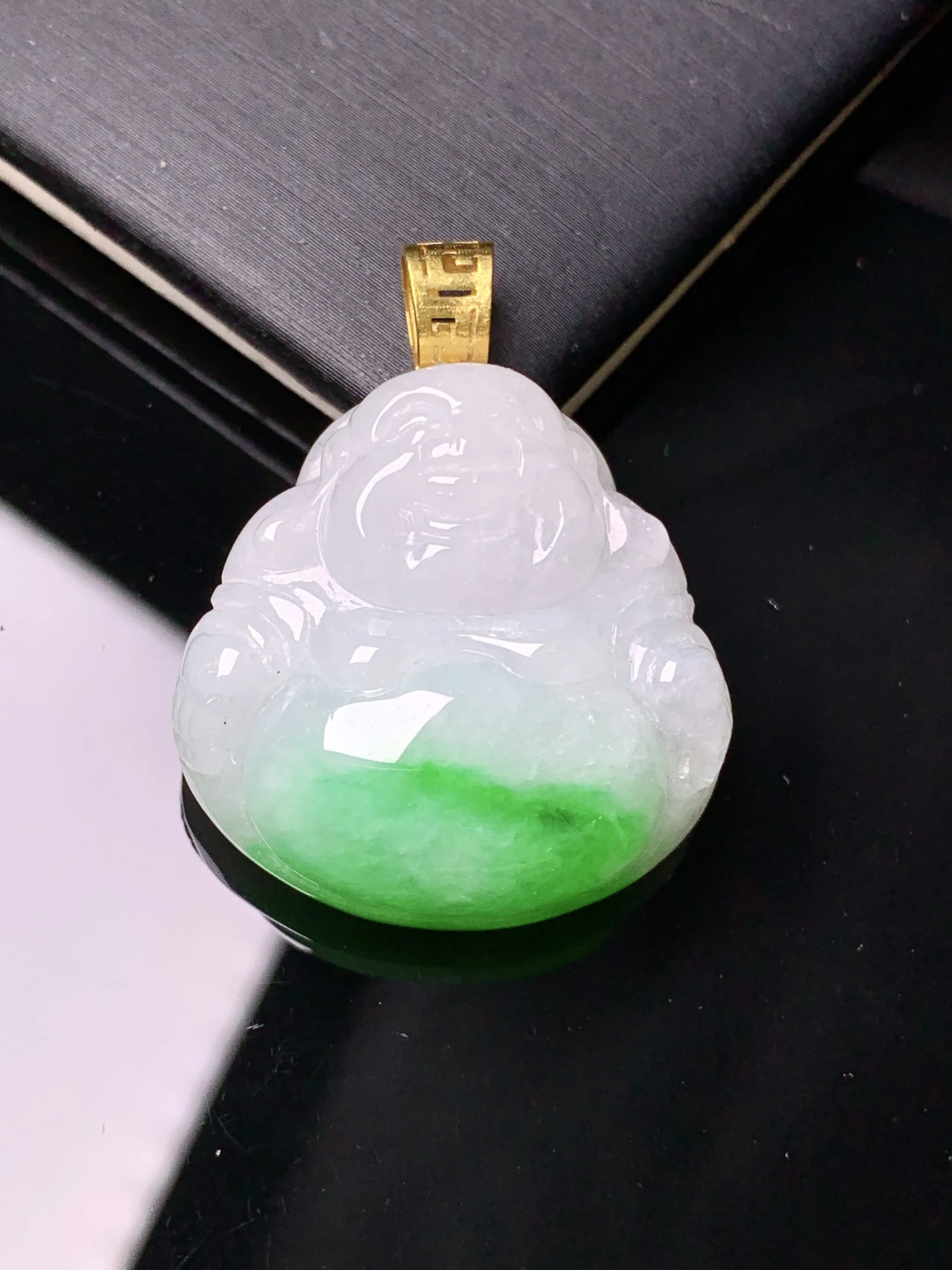 18k金镶嵌飘绿佛公吊坠 玉质细腻 色泽清新艳丽 整体尺寸33.5*26.2*9.5