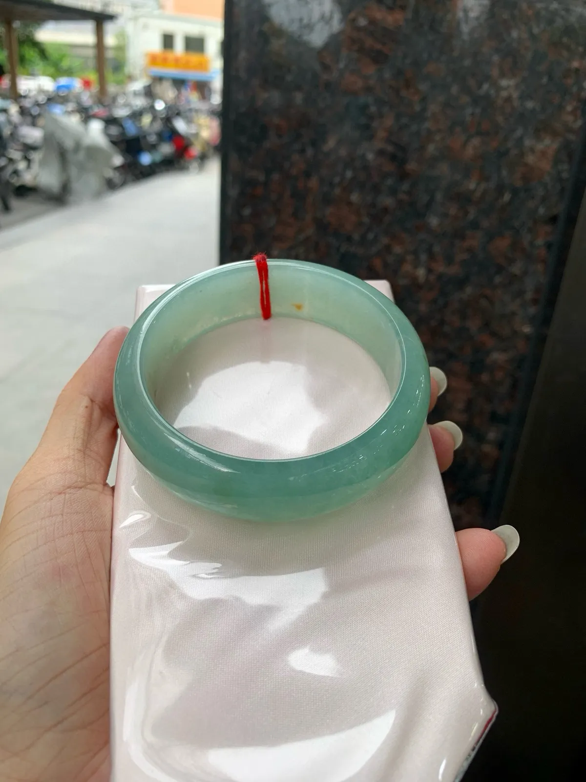 蓝底洒金宽版正圈
59.7-8.2-18.5
完美，底妆胶润，满圈蓝底色均匀分布，镯面几抹黄翡点缀，生动俏皮，大宽板难得遇见