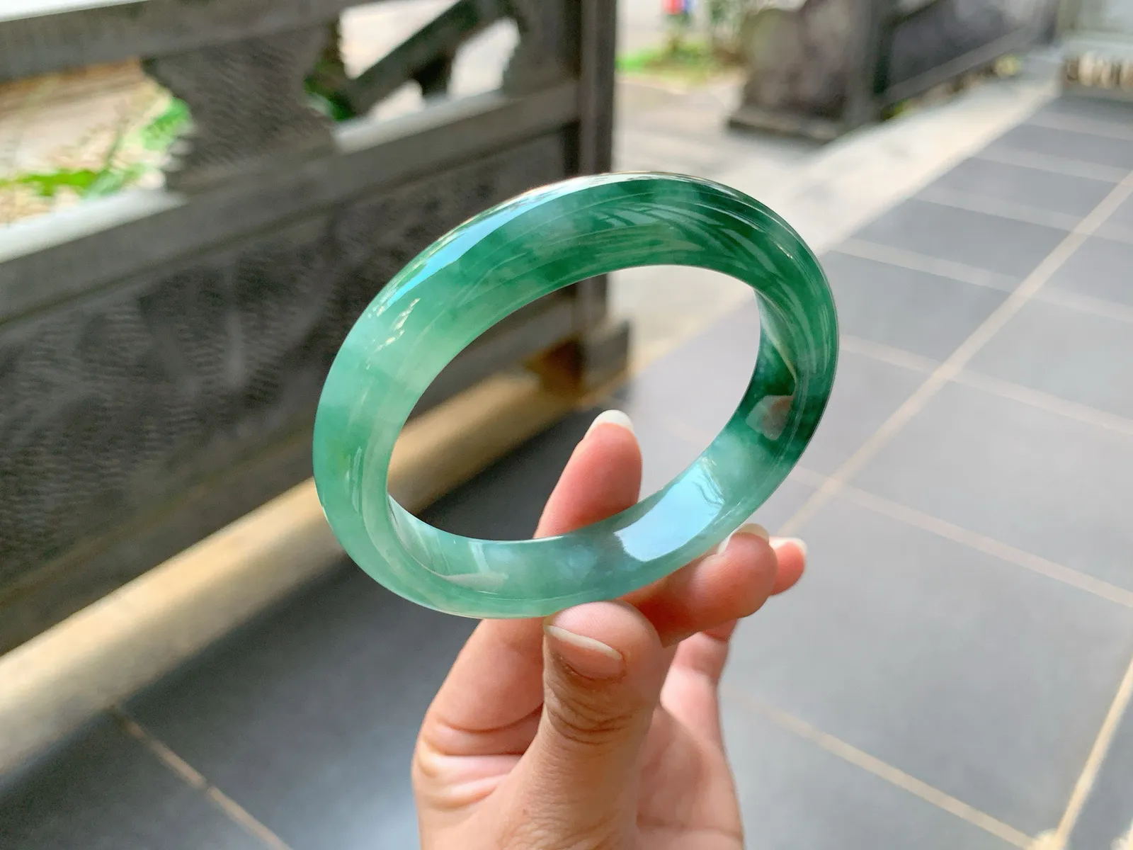 ️｜57圈口
森林绿底飘花手镯，种老胶透明亮，雍容大气优雅大方，有股深邃迷人的美
编号【01-20-09】