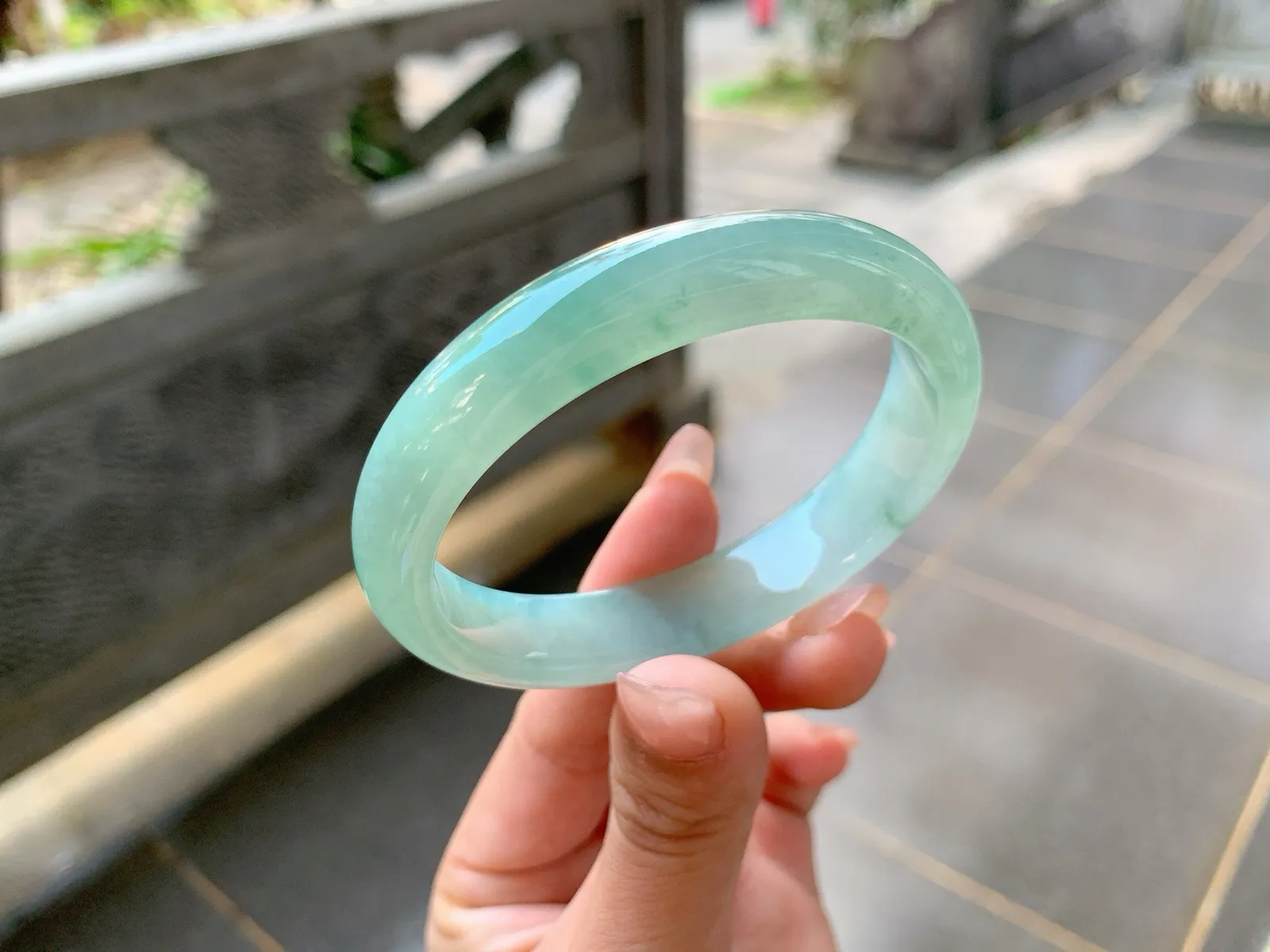 ️｜54圈口
冰晴贵妃手镯，种老冰透清新自然，微微飘点碎花