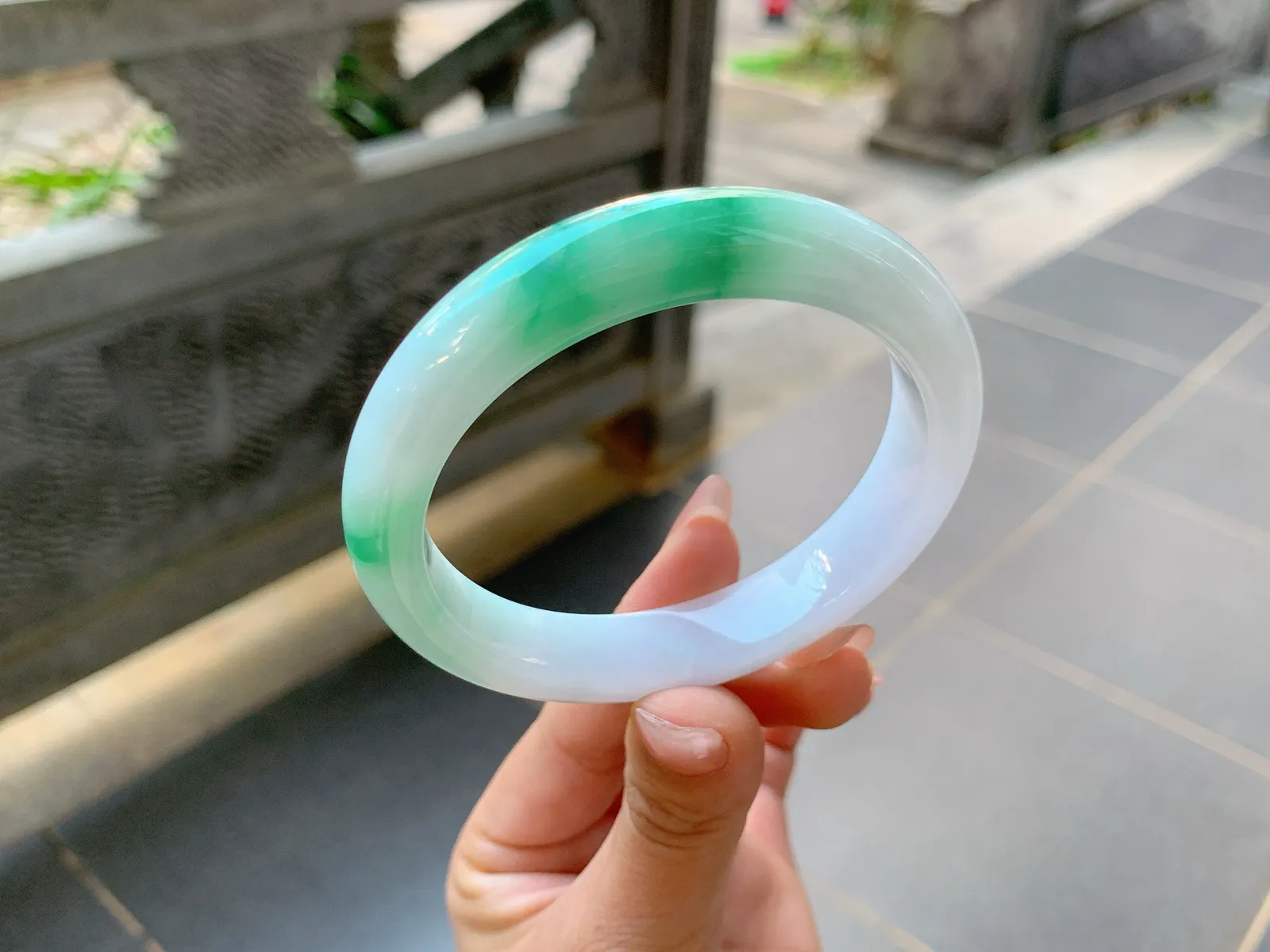 ｜59圈口
白底青，飘绿花，底妆冰润白净，绿花鲜艳大气，端庄持重，