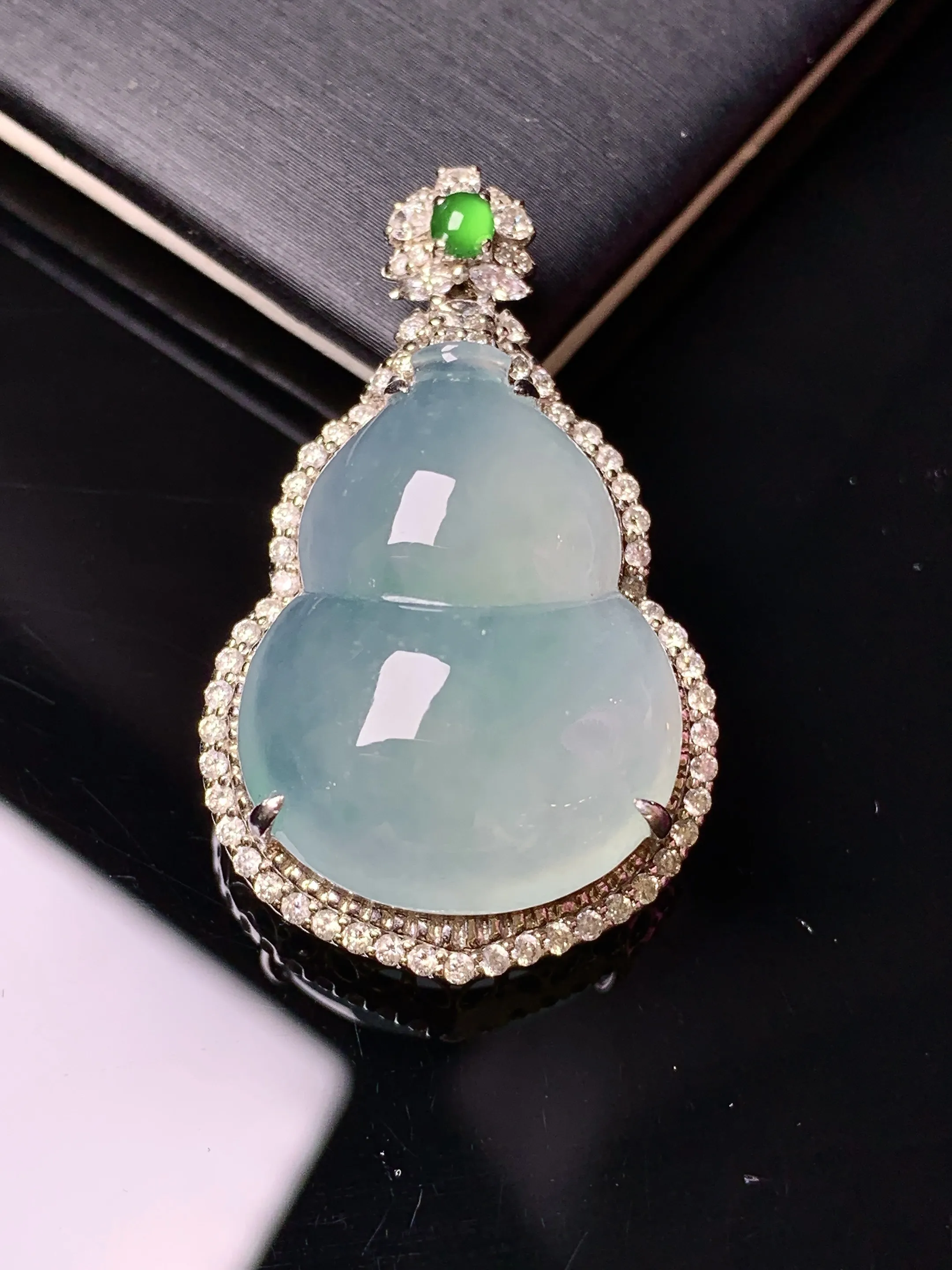 18k金钻镶嵌吊坠 玉质细腻 色泽清新艳丽 整体尺寸36.3*21.8*11.5