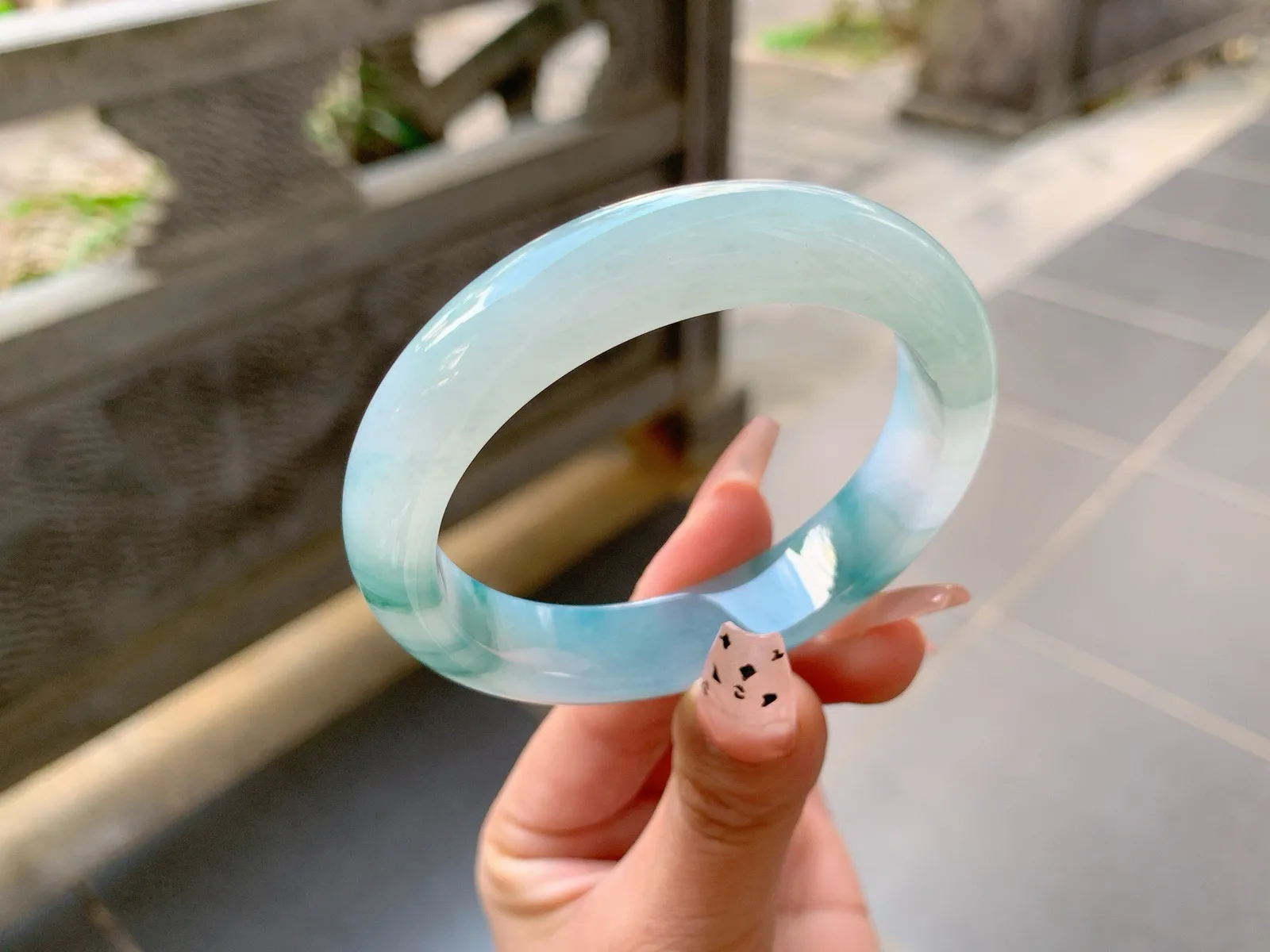 ️｜54圈口
冰飘花翡翠手镯，飘蓝花，如山水画一般大气磅礴，像远山黛一样，秀丽迷人，