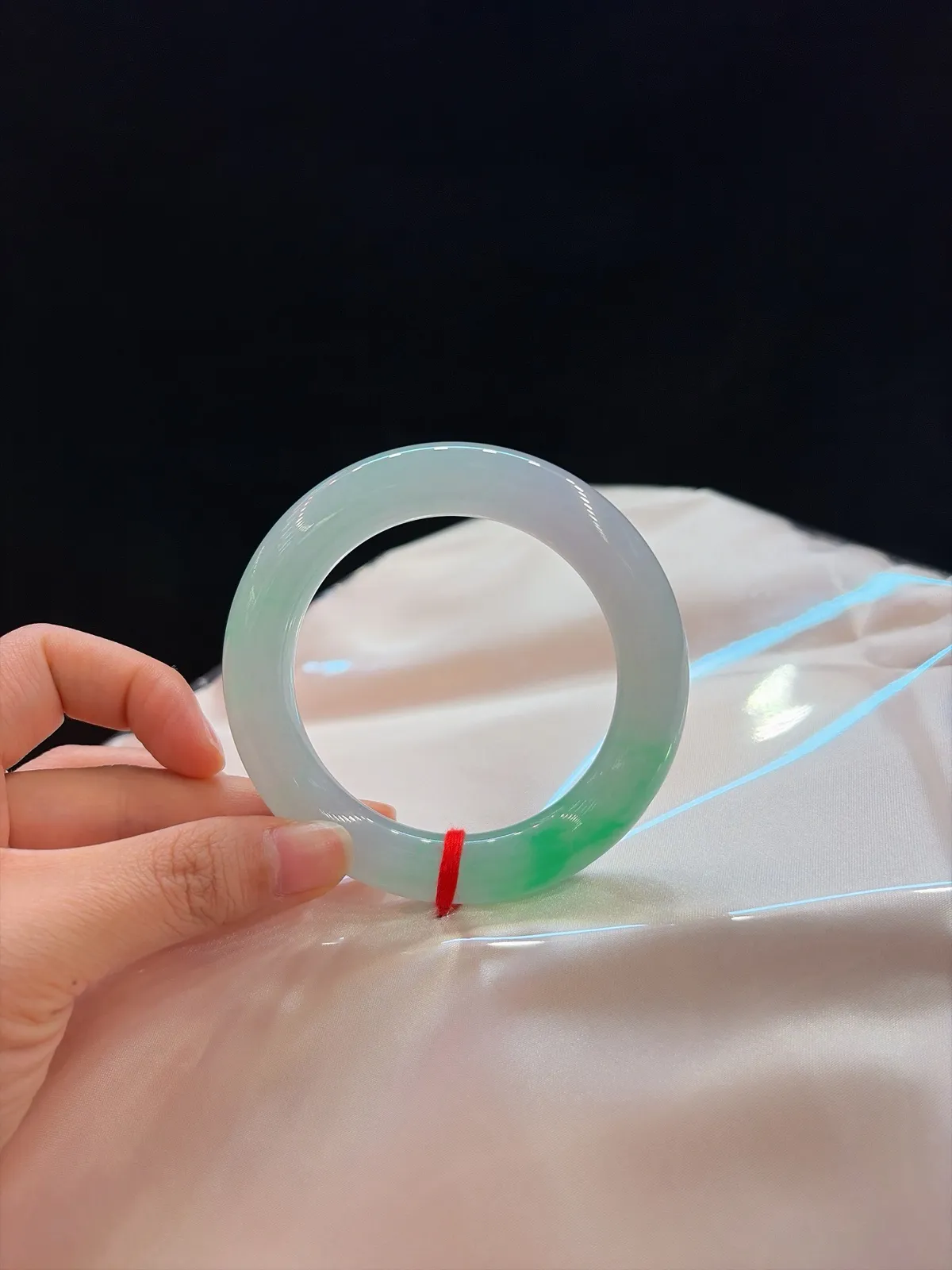 ｜56圈口
【冰飘绿花福镯】
“冰润凝脂，翠花轻漾腕间”​​
——种色俱佳，镯型温婉
规格【56.7/12】