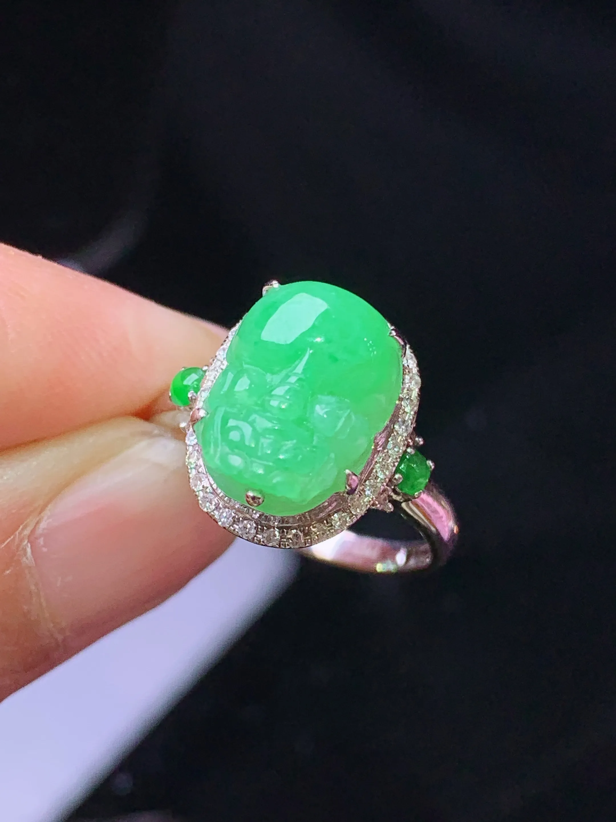 18k金钻镶嵌翠绿貔貅 玉质细腻 色泽清新艳丽 圈口12 整体尺寸14*10.8*8