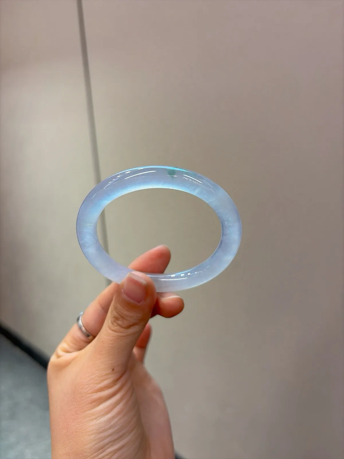 ｜53圈口
【玻璃种冰透贵妃福镯】
“玻璃冰透，腕间凝光”​​
——种老起莹，独款难寻扔水里找不到系列！
规格【53.8/8.4】