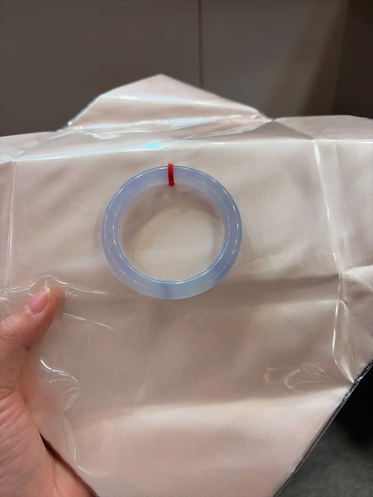 🧣｜52圈口
冰紫春福镯上新啦
种老冰透水润润，梦幻紫气直接拉满
戴上就是仙里仙气的氛围感女神🧚‍️
版型超正超显白，谁戴谁美快冲
规格【52.5/8.6】