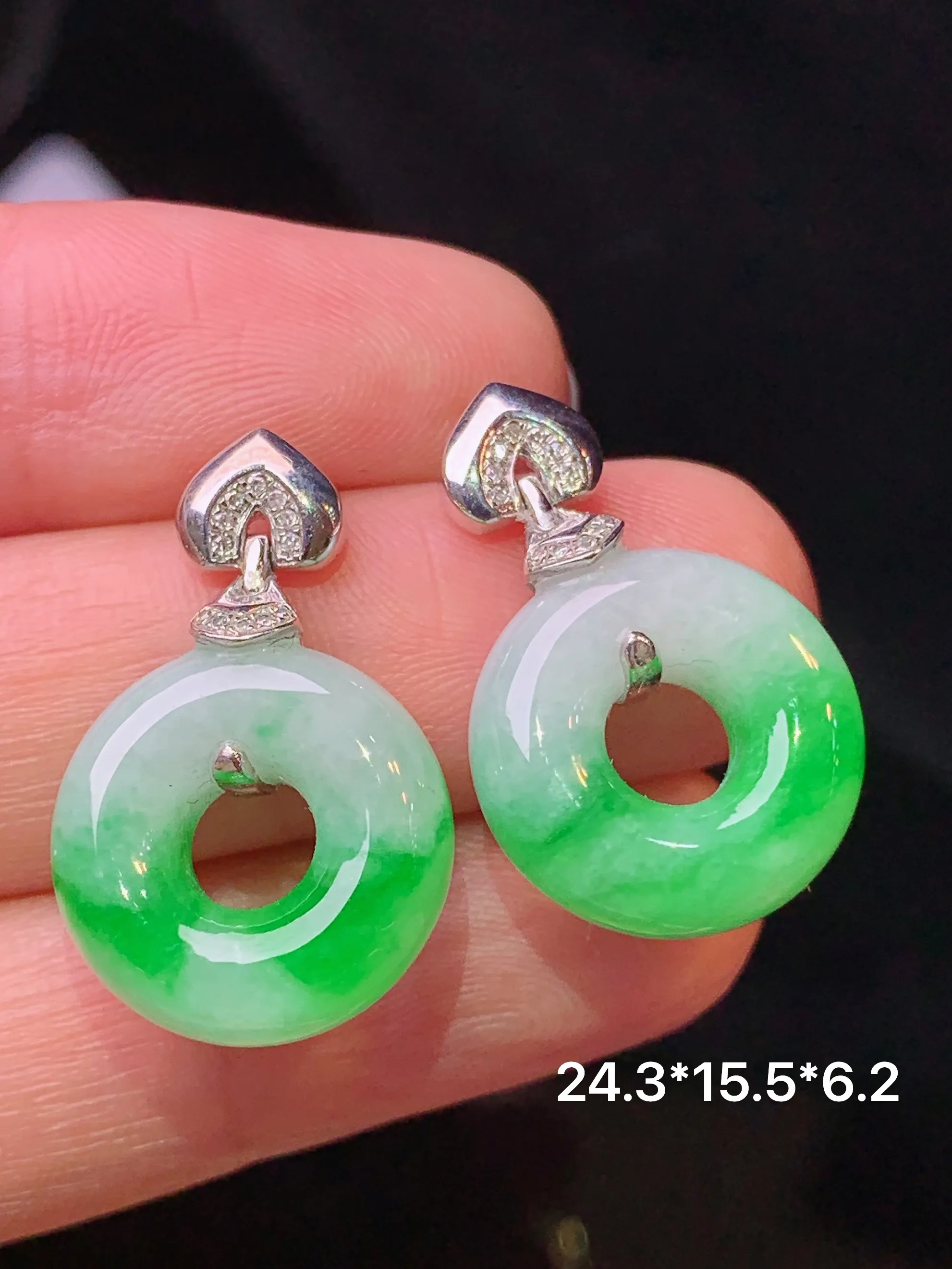 18k金钻镶嵌飘绿平安环耳坠 玉质细腻 色泽清新艳丽 整体尺寸24.3*15.5*6.2