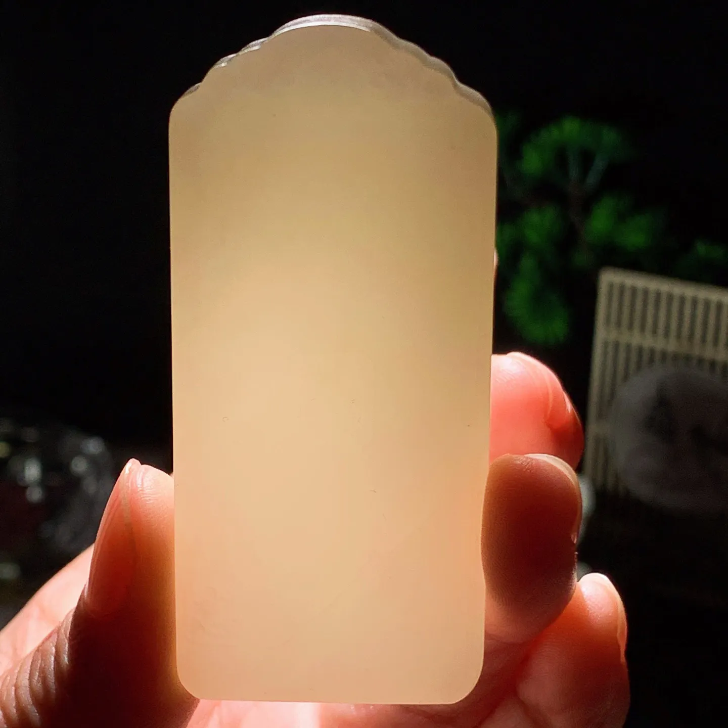 新疆和田玉羊脂白武财神关公牌子挂件 尺寸69/31/16mm重71.5克。玉质细腻油润。手推出油。品相大气 lt260121