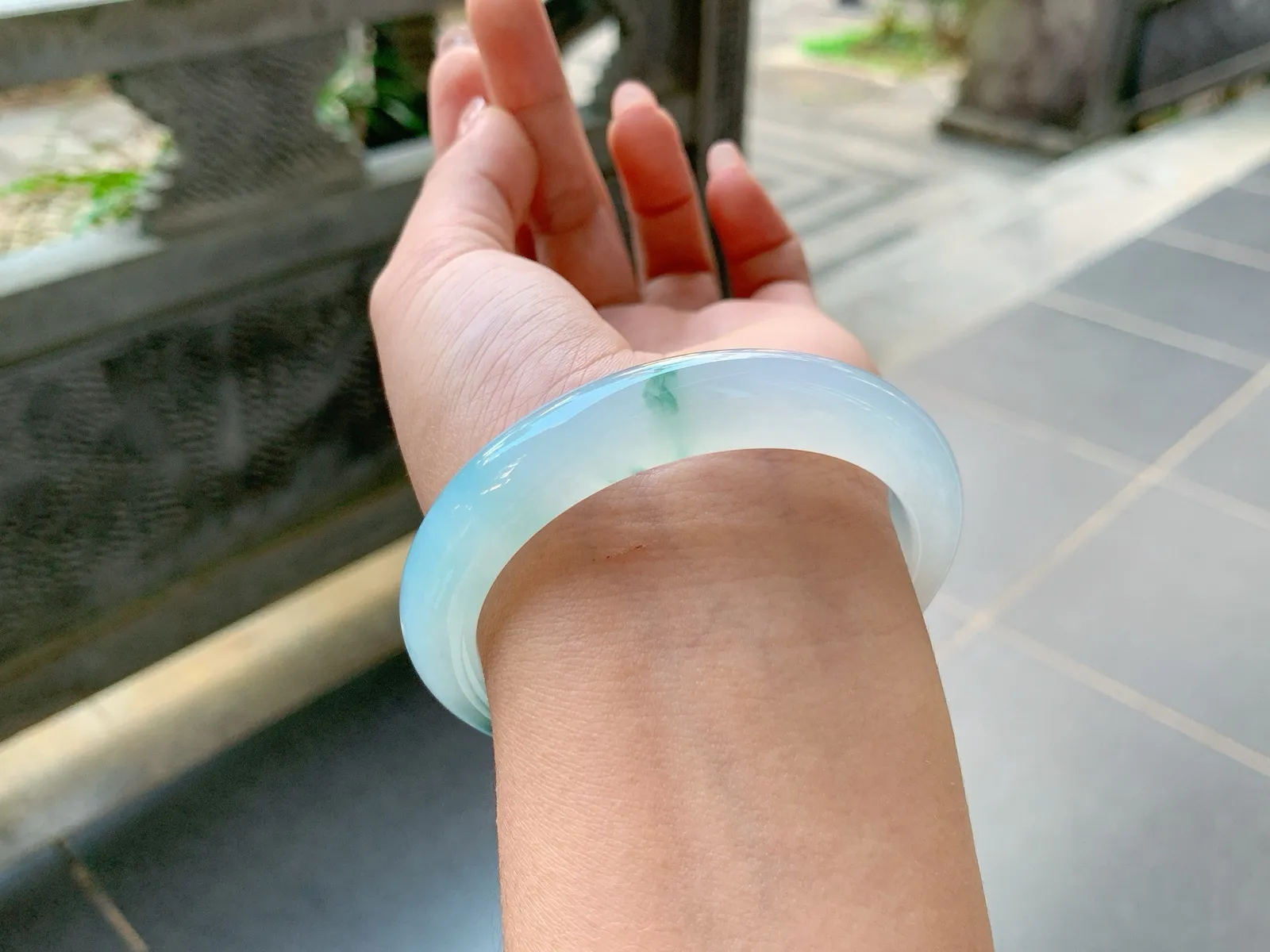 ｜57圈口
冰飘蓝花，整体胶润透手冰润细腻，超级养眼，气质优雅，