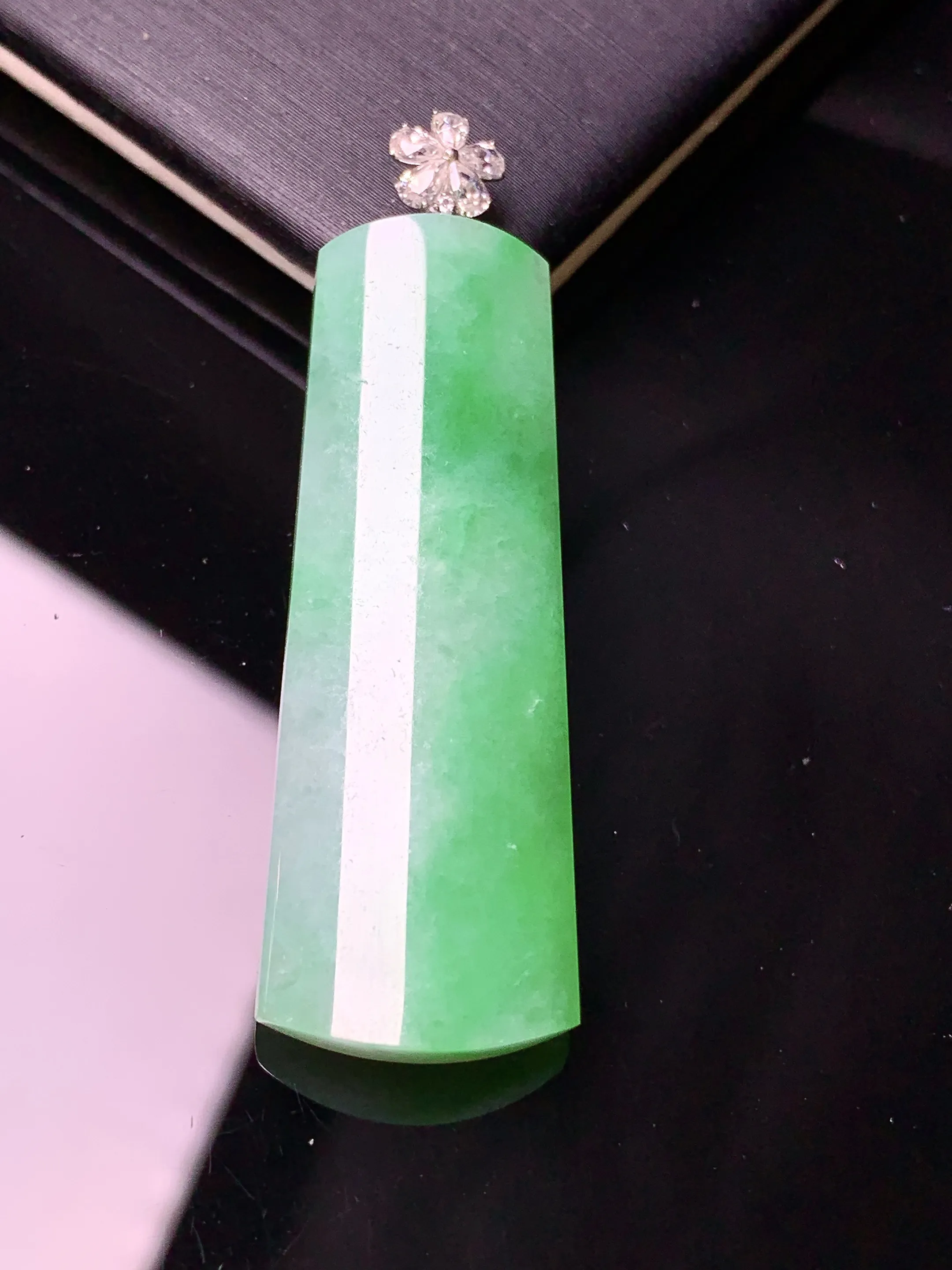 18k金莫桑钻镶嵌飘绿玉柱吊坠 玉质细腻 色泽清新艳丽 整体尺寸46*14.2*5.8