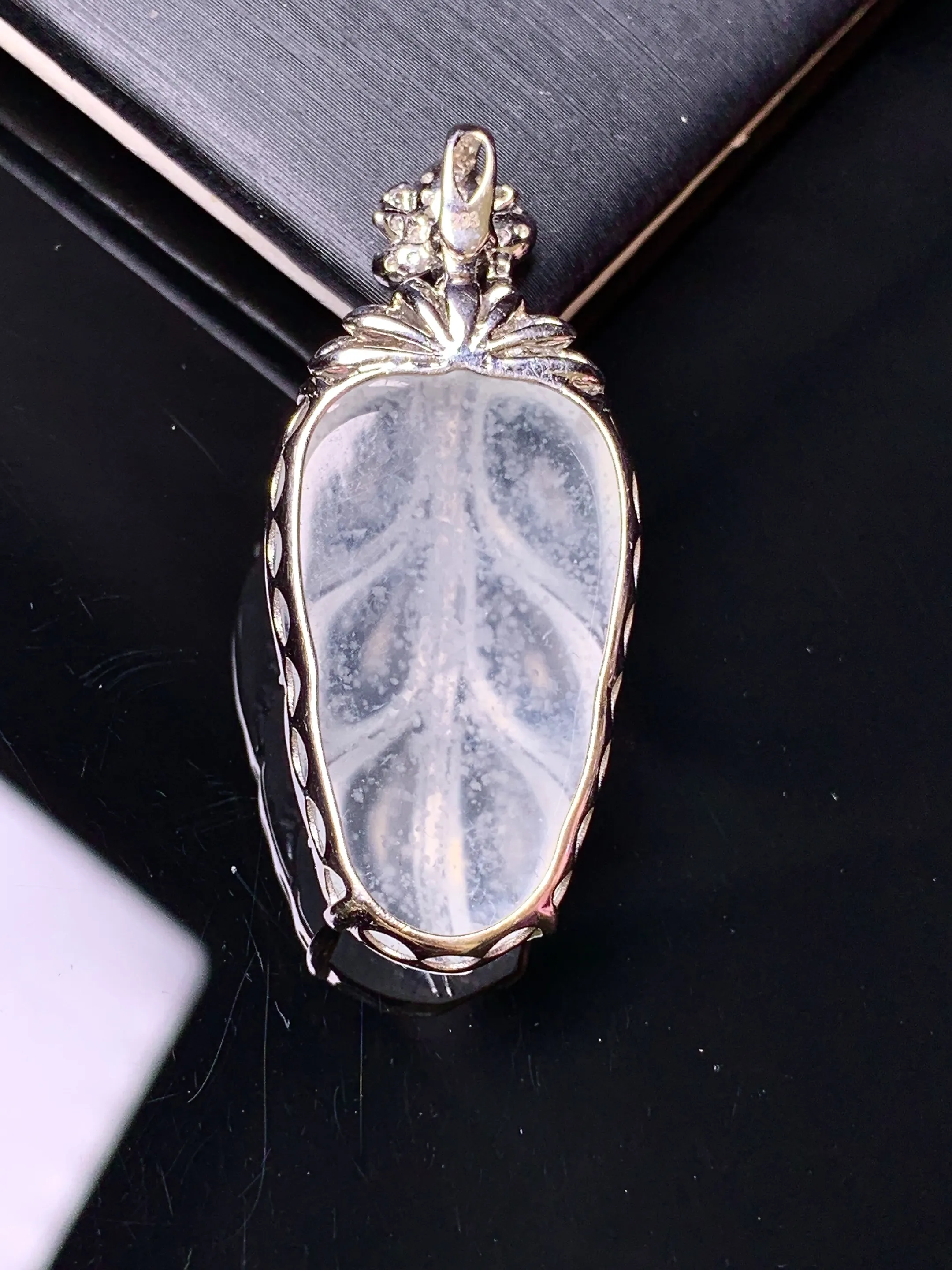 18k金钻镶嵌冰种雪花棉树叶吊坠 玉质细腻 色泽清新艳丽 整体尺寸38.2*16.8*6.3