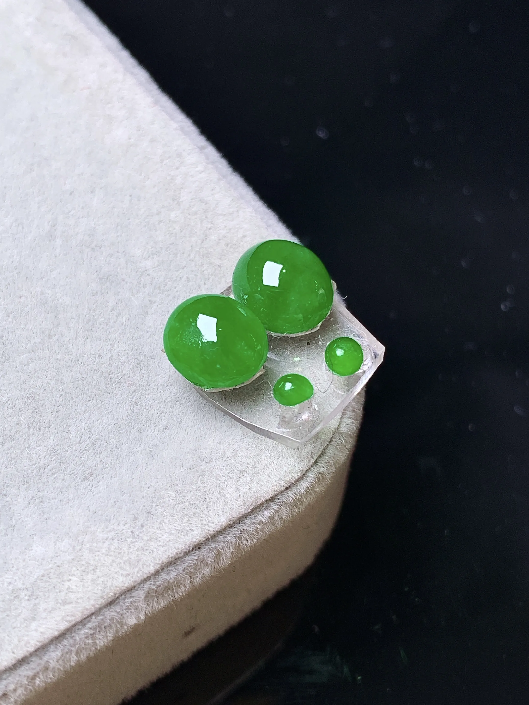 镶嵌款 满绿蛋面一对 玉质细腻 色泽清新艳丽 整体尺寸6.3*5.6*3.2
