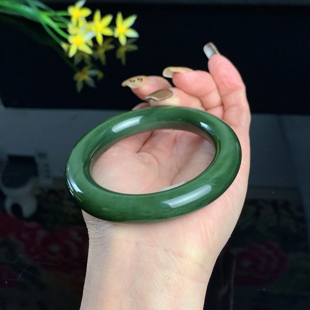 和田玉55圈口菠菜绿肥圆条碧玉手镯！玉质细腻油润 底色纯净 无裂无杂 脂粉好，品质高