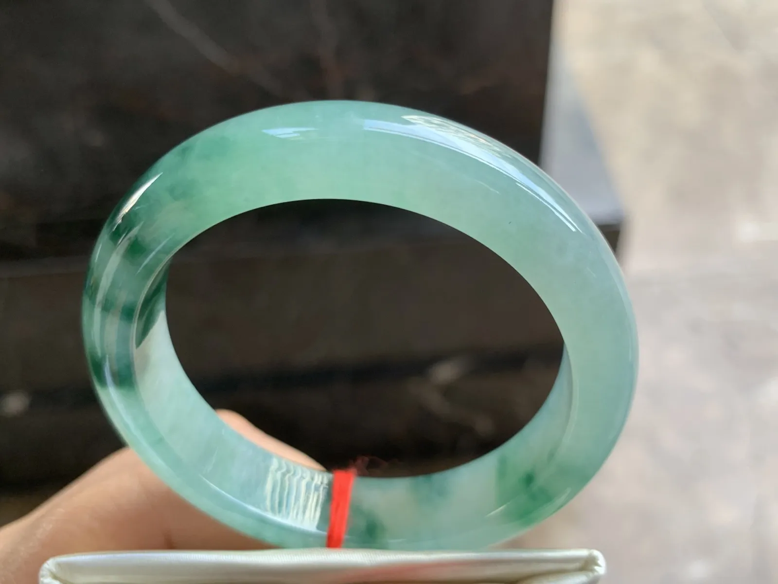 52.5-12.2-8mm
冰种飘花手镯 水润光泽 花色漂亮 推荐