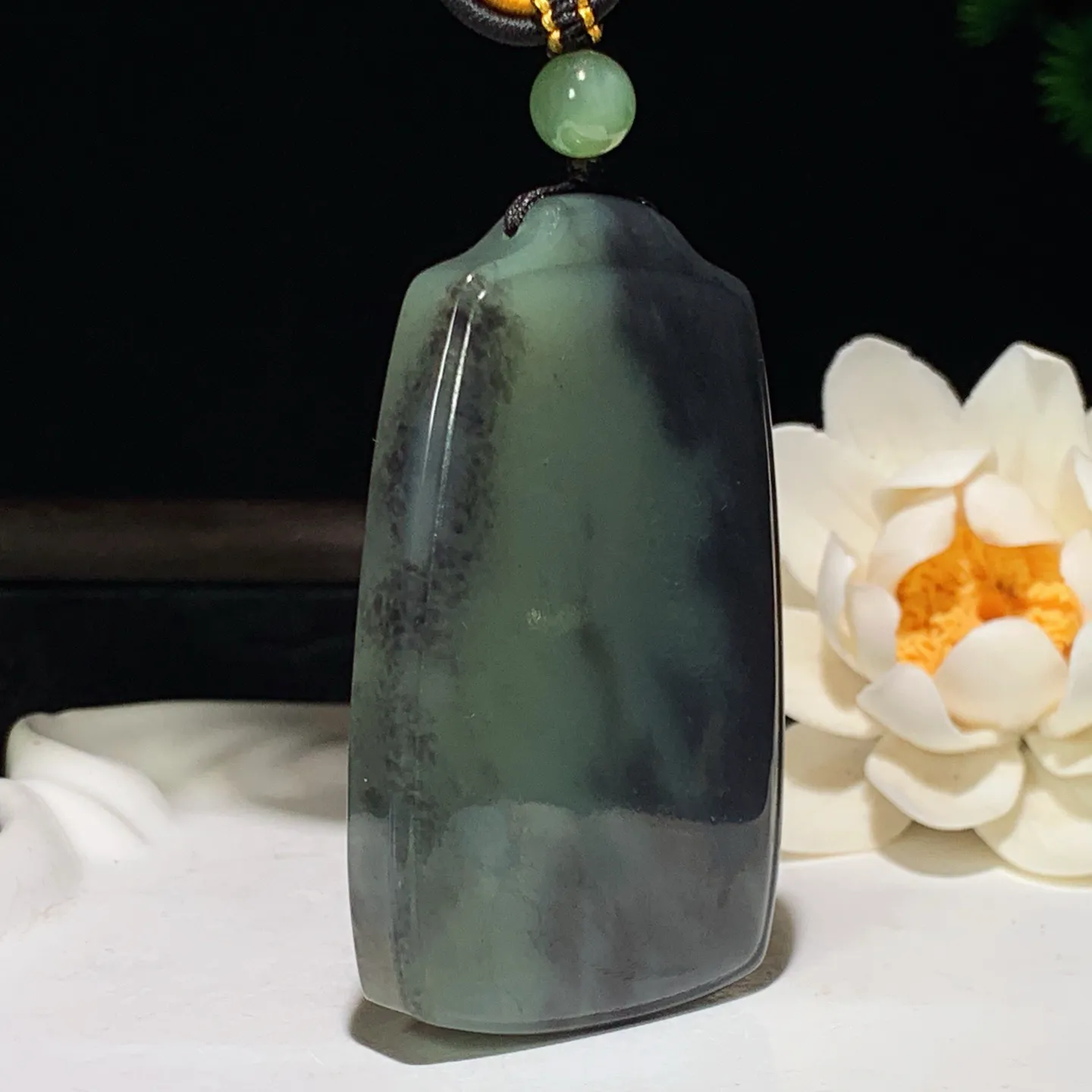 新疆和田玉青花意境山水平安无事牌挂件 尺寸64/39/10mm重68.5克。玉质细腻油润。手推出油。