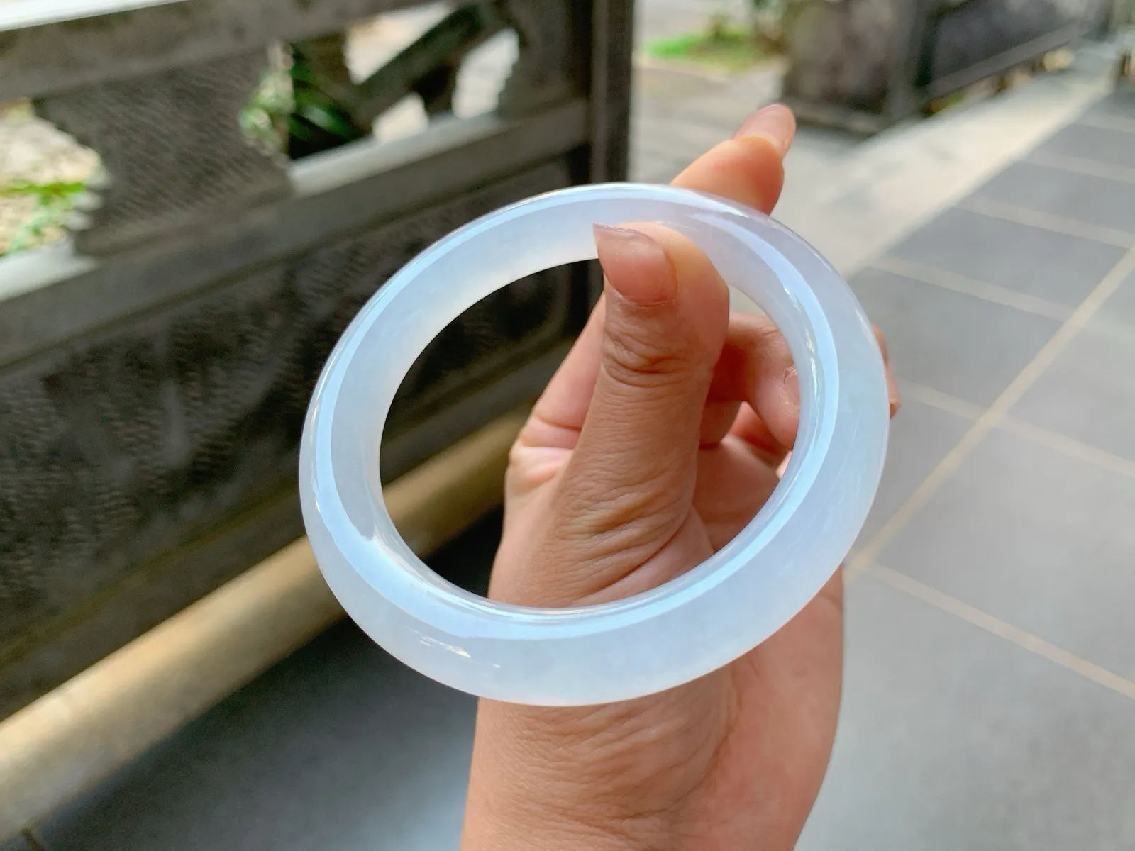 ｜58圈口
条粗:10.4
白月光，冰冰镯，冰润透亮纯净无暇，是谁的白月光遗漏在了人间
编号【01