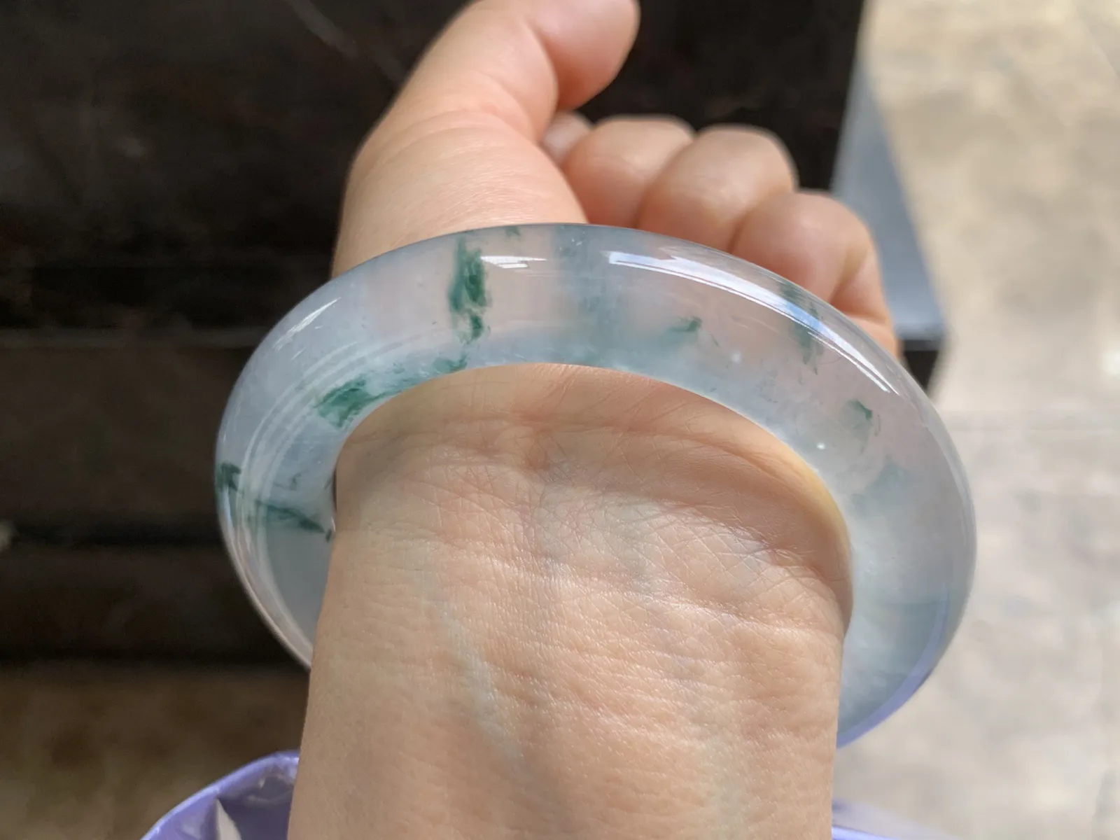 56-12.5mm
高冰飘花圆条手镯 老坑种 刚性十足 光感强 条形优秀