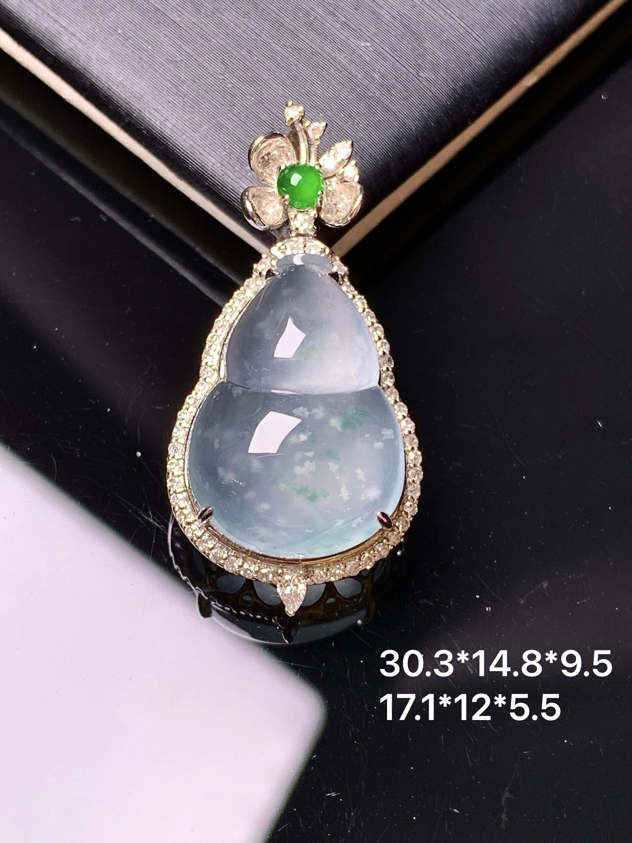 18k金钻镶嵌冰种葫芦吊坠 玉质细腻 色泽清新艳丽 整体尺寸30.3*14.8*9.5
