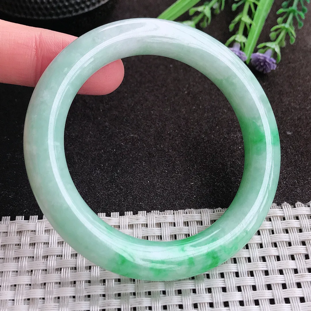 实拍A货翡翠54/10/10.3老坑精美温润飘阳绿圆条手镯翡翠玉镯女款