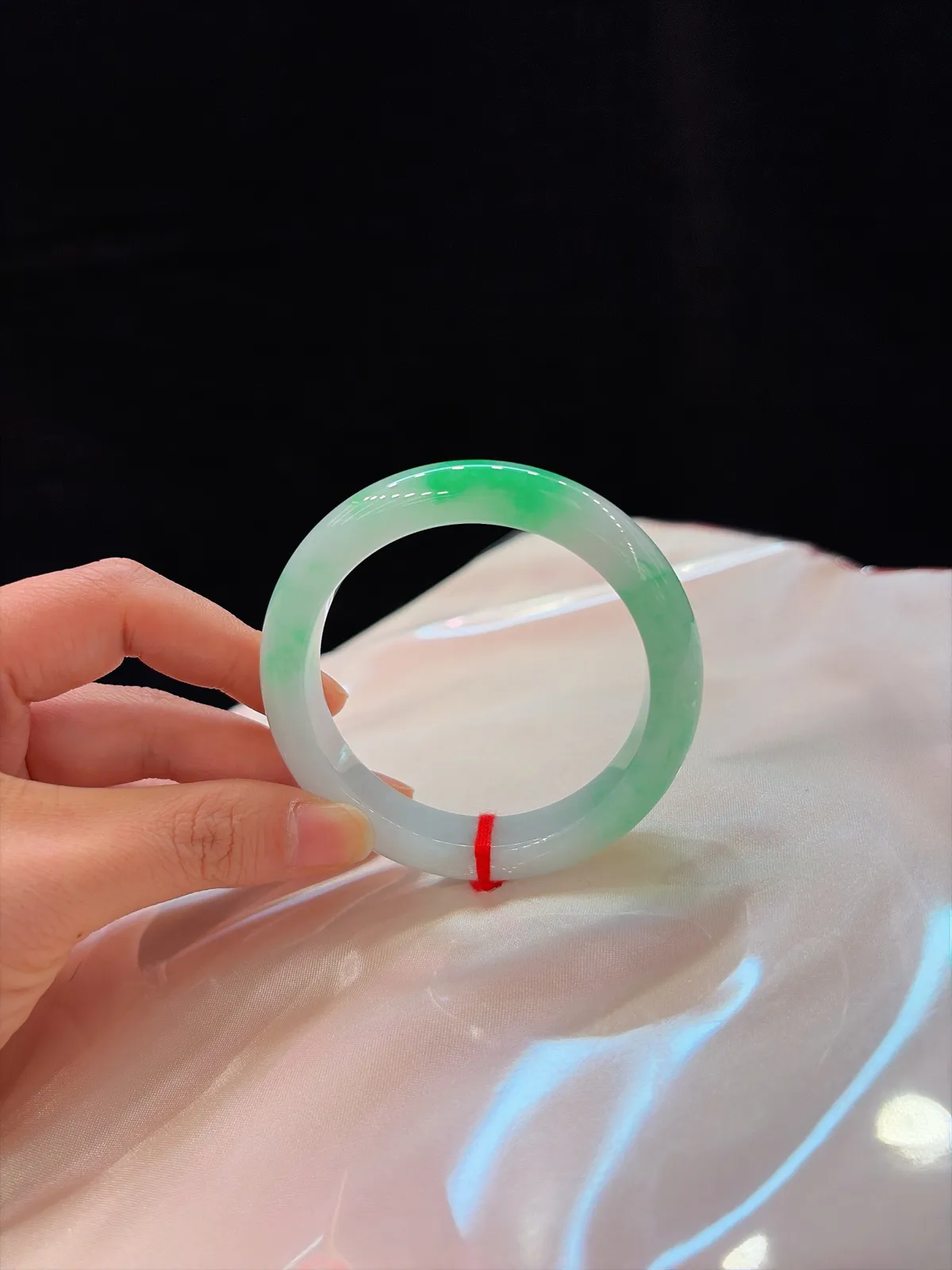 🧆｜56圈口
【白底青阳绿镯】
“白璧凝霜映阳绿，花枝灵动腕间生”
——底净如脂，阳绿花飘灵动，一眼清新雅致～
规格【56.3/12.1/8.7】