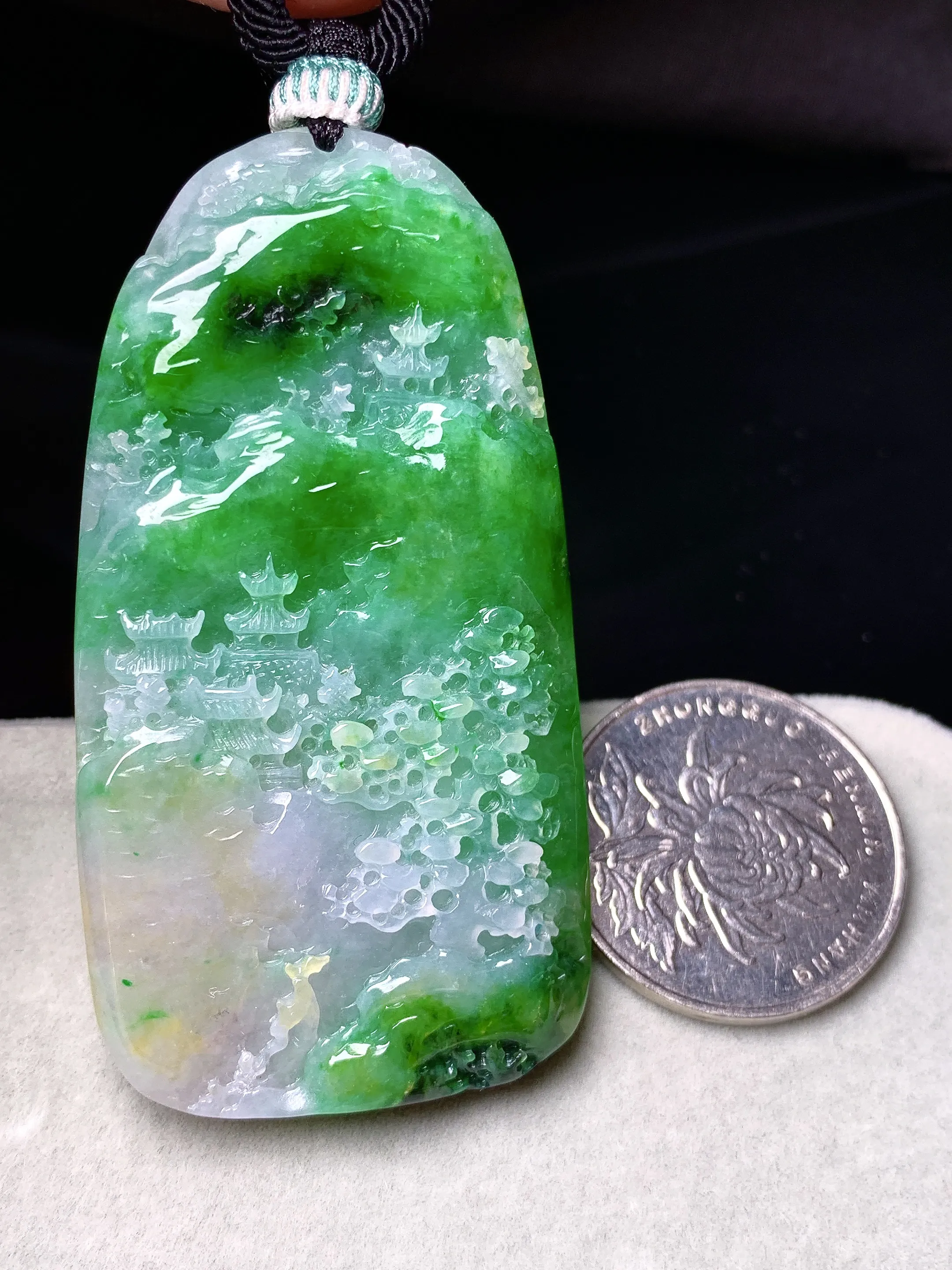 翠绿飘黄翡山水牌子吊坠 玉质细腻 色泽清新艳丽 整体尺寸60.5*32.6*7.3