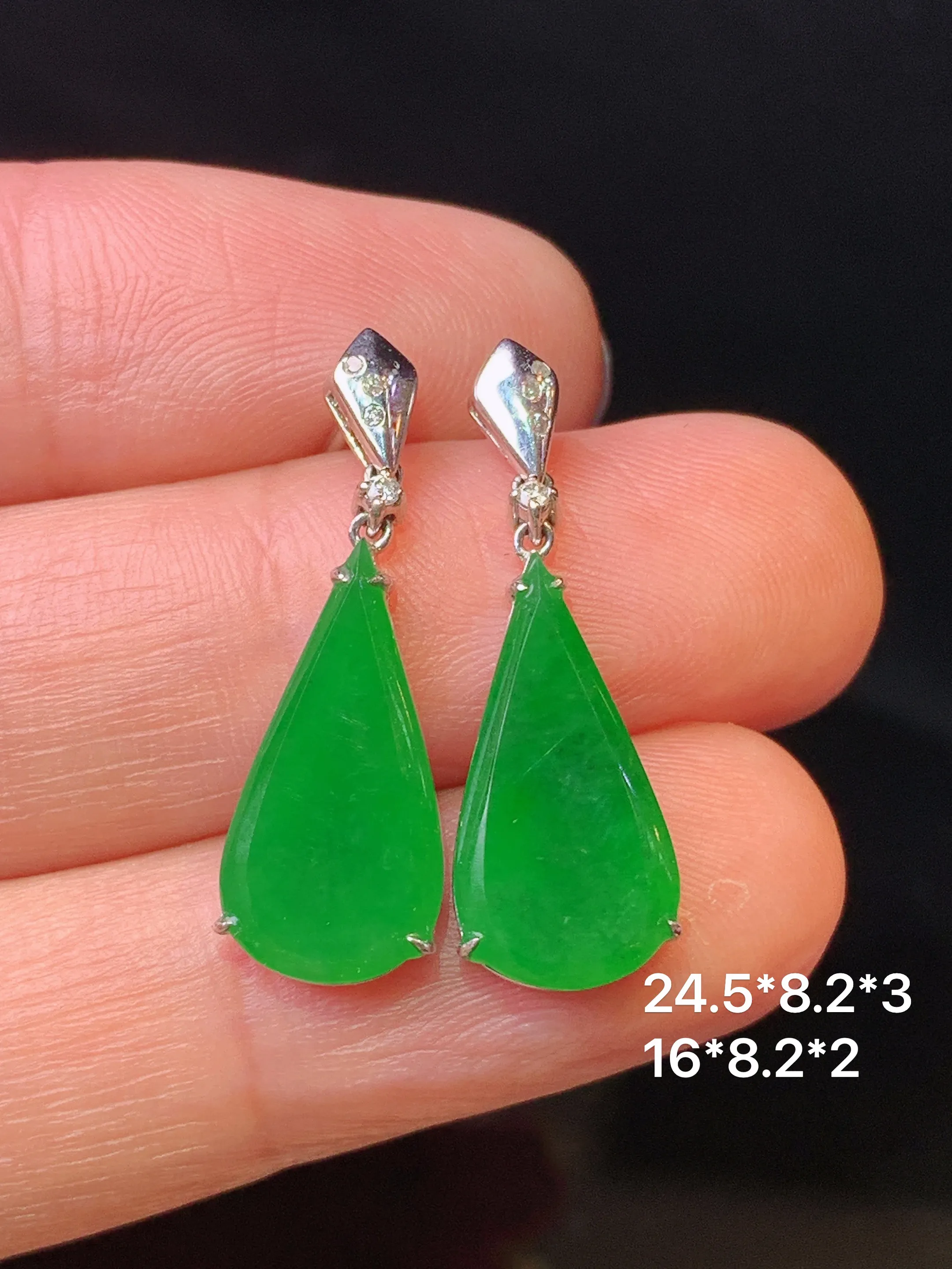 18k金钻镶嵌满绿水滴耳坠 玉质细腻 色泽清新艳丽 整体尺寸24.5*8.2*3