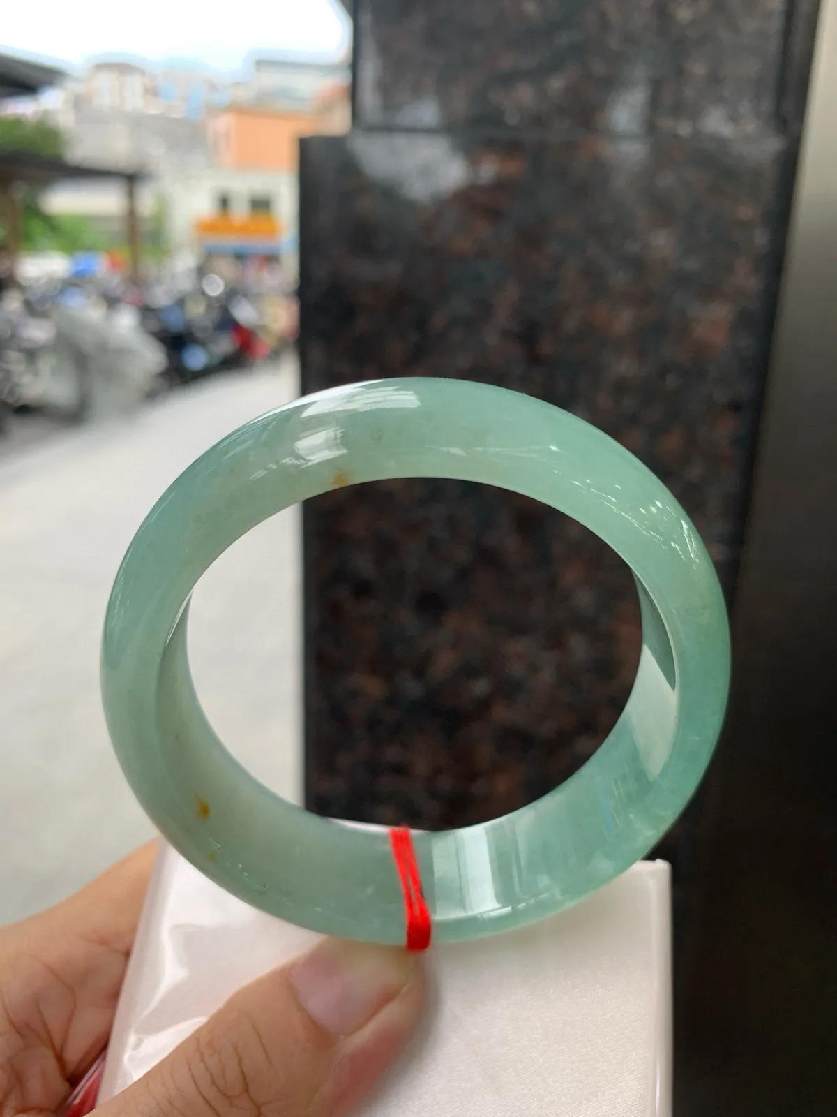 蓝底洒金宽版正圈
59.7-8.2-18.5
完美，底妆胶润，满圈蓝底色均匀分布，镯面几抹黄翡点缀，生动俏皮，大宽板难得遇见