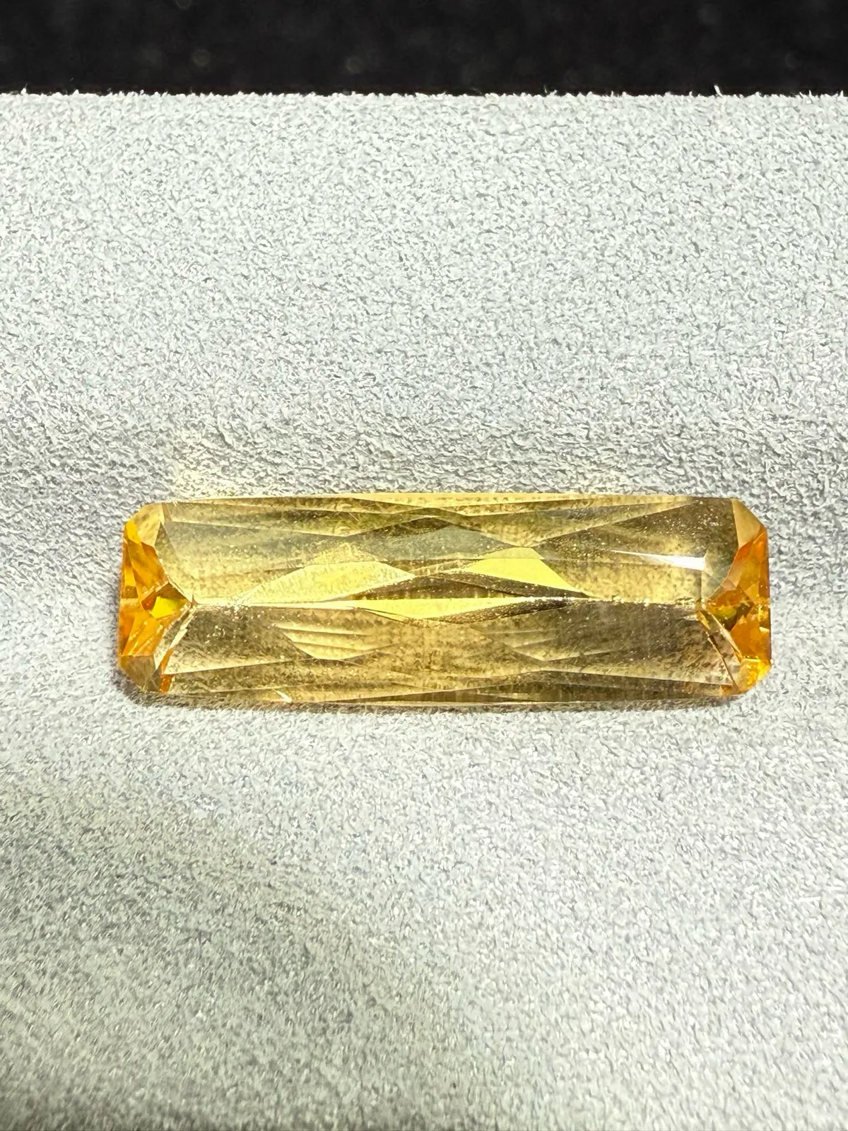 【高端珠宝】天然极美帝王托帕裸石
重量: 6.175ct  规格: 18.8*6*5.4毫米
精湛切工，满身火彩
台面大，实物更美，可以代镶嵌设计。