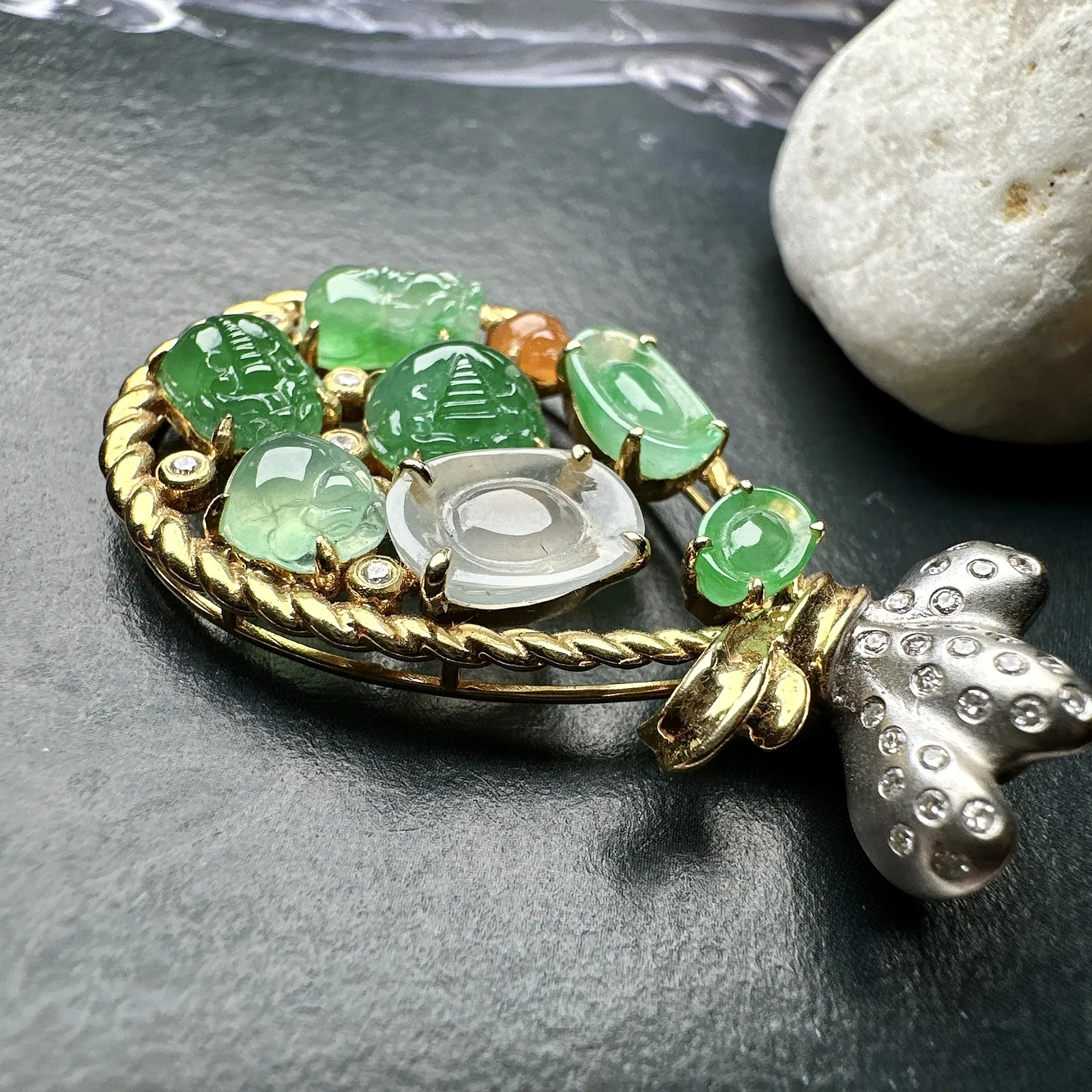 【冰种貔貅元宝等元素】镶嵌吊坠，冰感十足，通透闪亮，颜色很艳丽，推荐入手，18k金钻镶嵌，其中一颗裸石尺寸8.4*7.5*4.5毫米