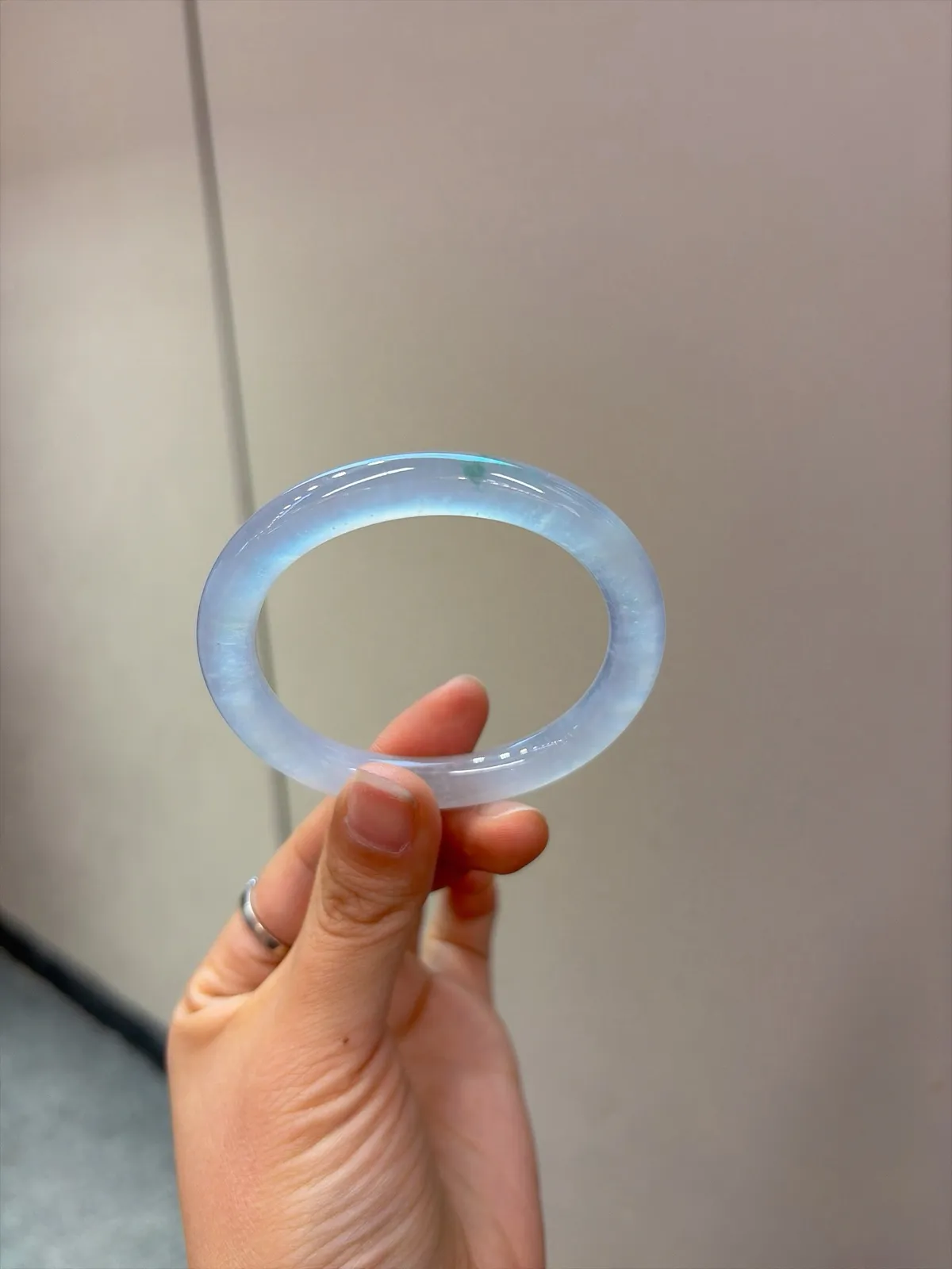 ｜53圈口
【玻璃种冰透贵妃福镯】
“玻璃冰透，腕间凝光”​​
——种老起莹，独款难寻扔水里找不