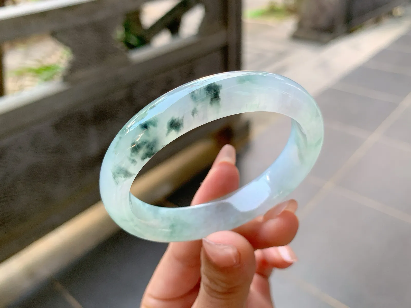 🪻｜53圈口
冰飘乌鸡花贵妃手镯，独特的风格让人眼前一亮，底妆冰润透手，意境感满满的