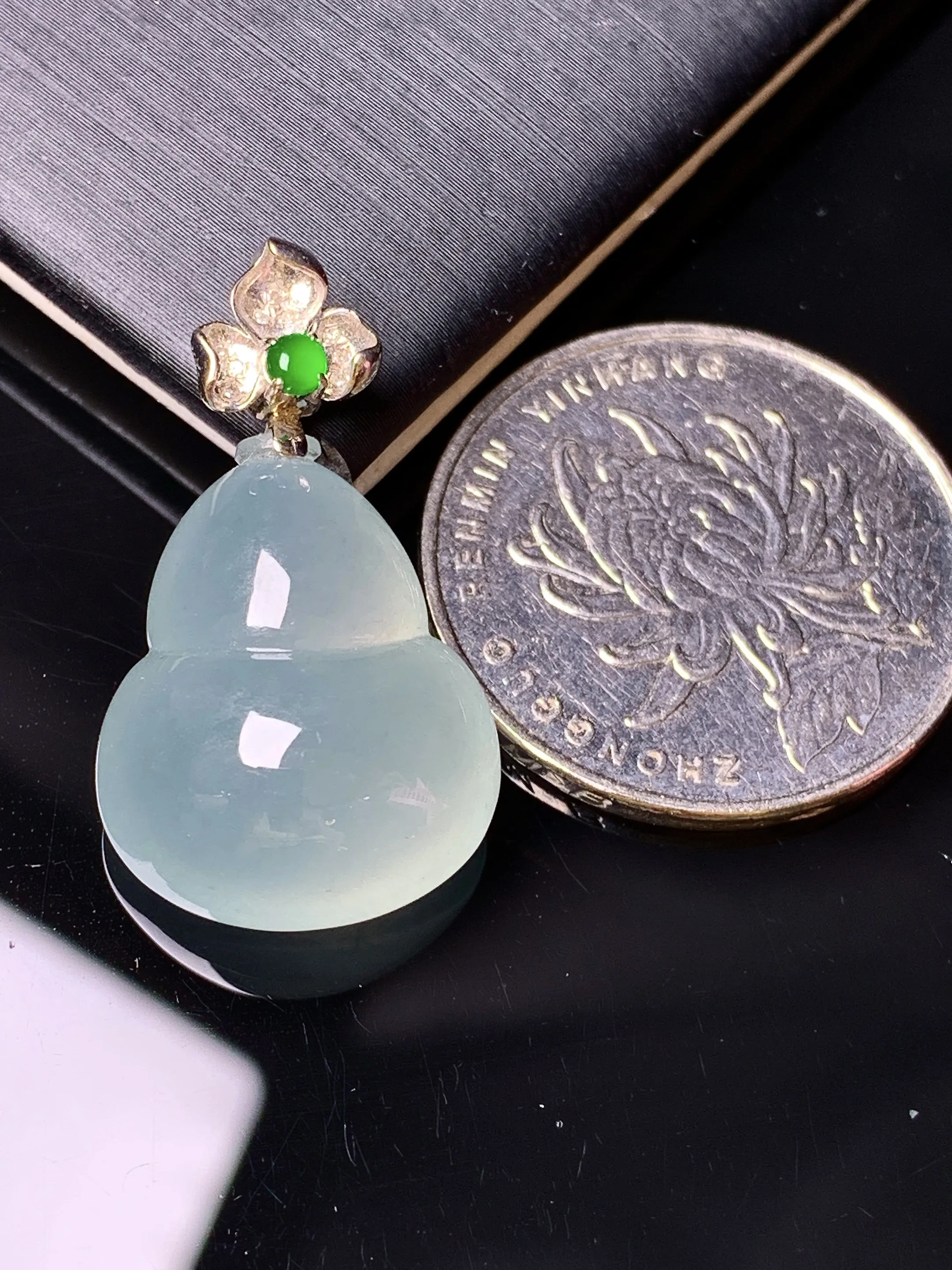 18k金钻镶嵌冰种葫芦吊坠 玉质细腻 色泽清新艳丽 整体尺寸28.3*16.3*10.3