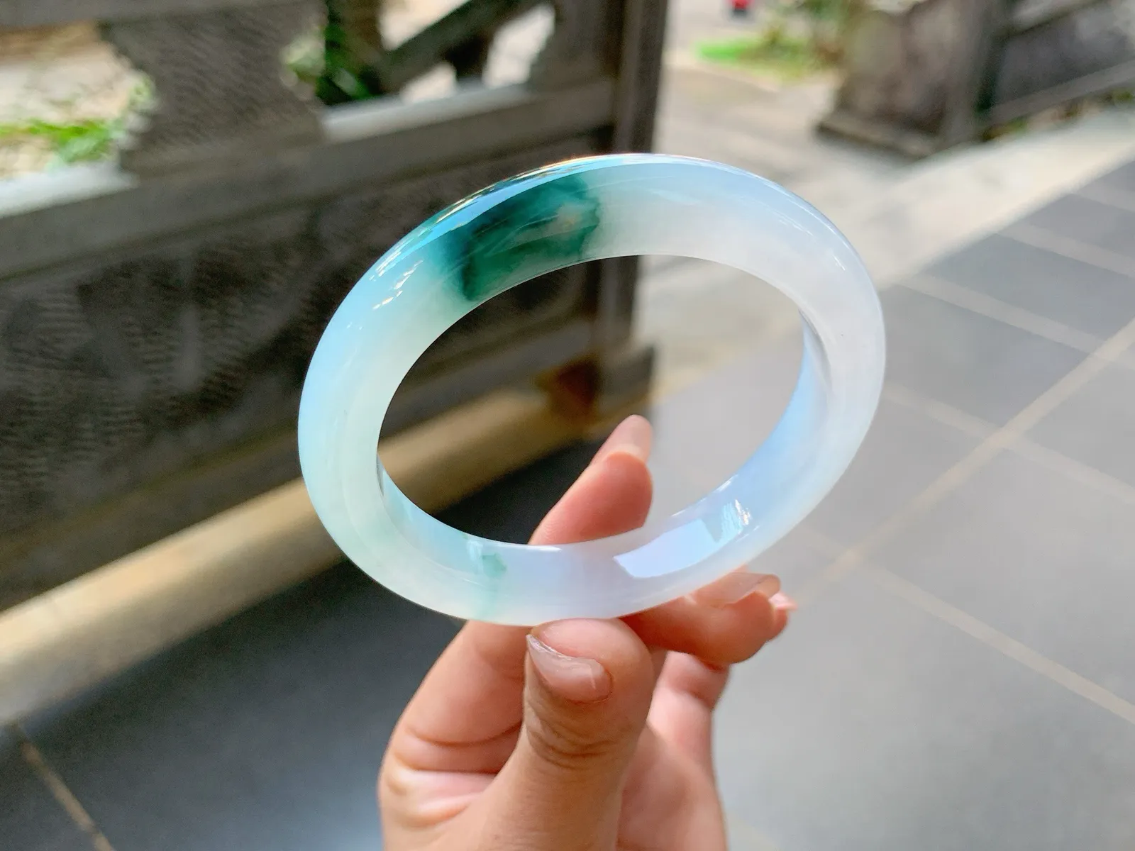 ｜57圈口
冰飘蓝花，整体胶润透手冰润细腻，超级养眼，气质优雅，