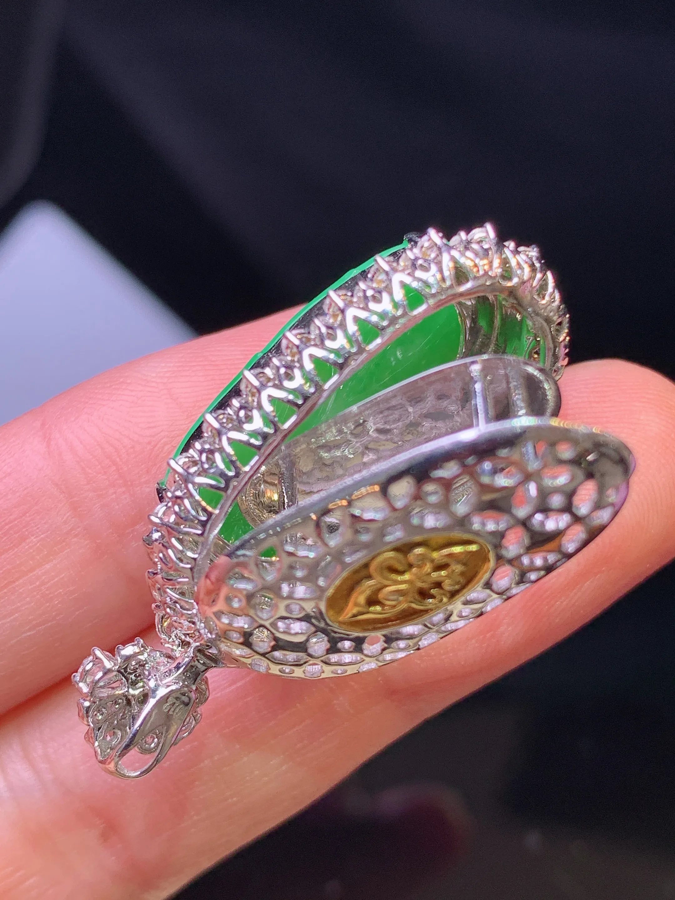 18k金钻镶嵌翠绿树叶吊坠 玉质细腻 色泽清新艳丽 整体尺寸36.5*17*11.2