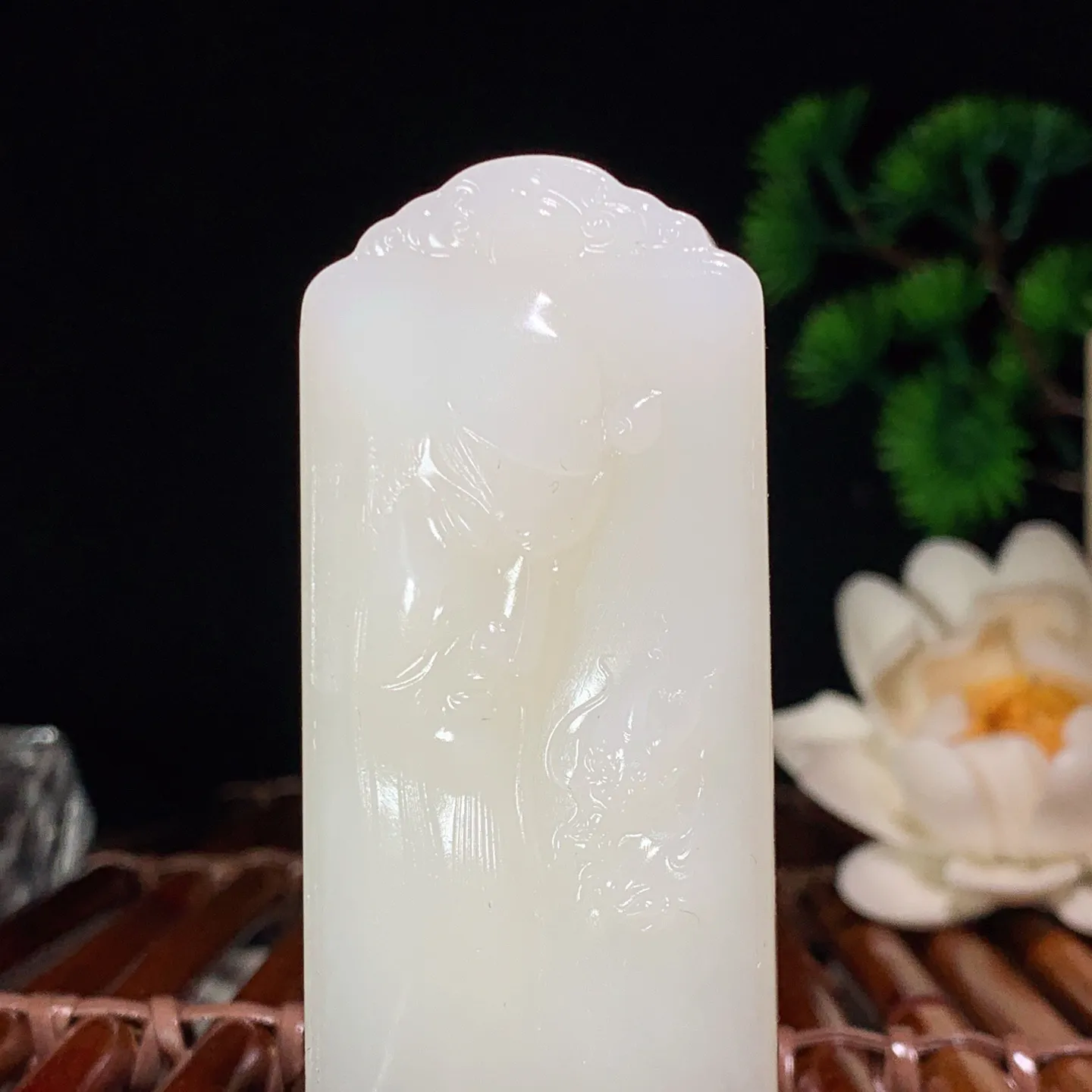 新疆和田玉羊脂白武财神关公牌子挂件 尺寸69/31/16mm重71.5克。玉质细腻油润。手推出油。品相大气 lt260121