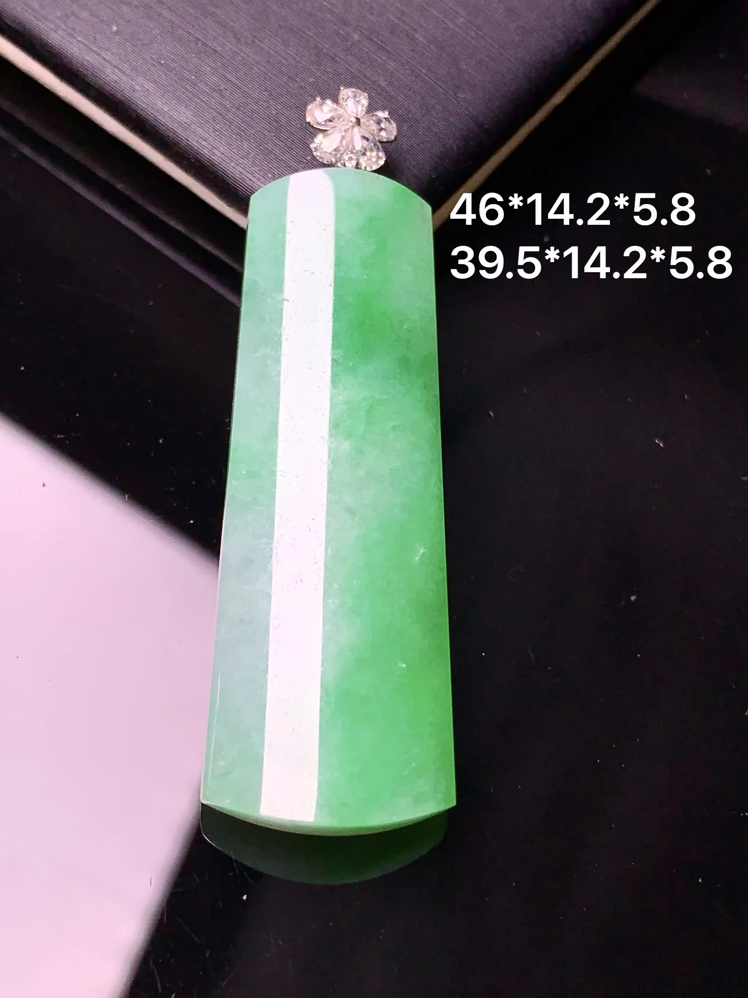 18k金莫桑钻镶嵌飘绿玉柱吊坠 玉质细腻 色泽清新艳丽 整体尺寸46*14.2*5.8