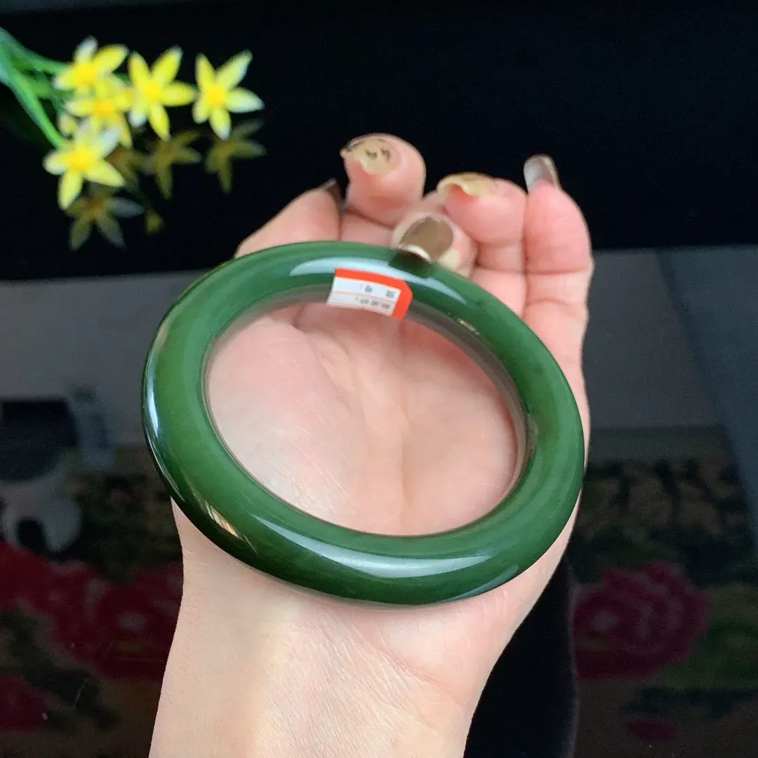 和田玉56.5圈口菠菜绿猫眼肥圆条碧玉手镯！玉质细腻油润 底色纯净 无裂无棉 脂粉好，品质高
