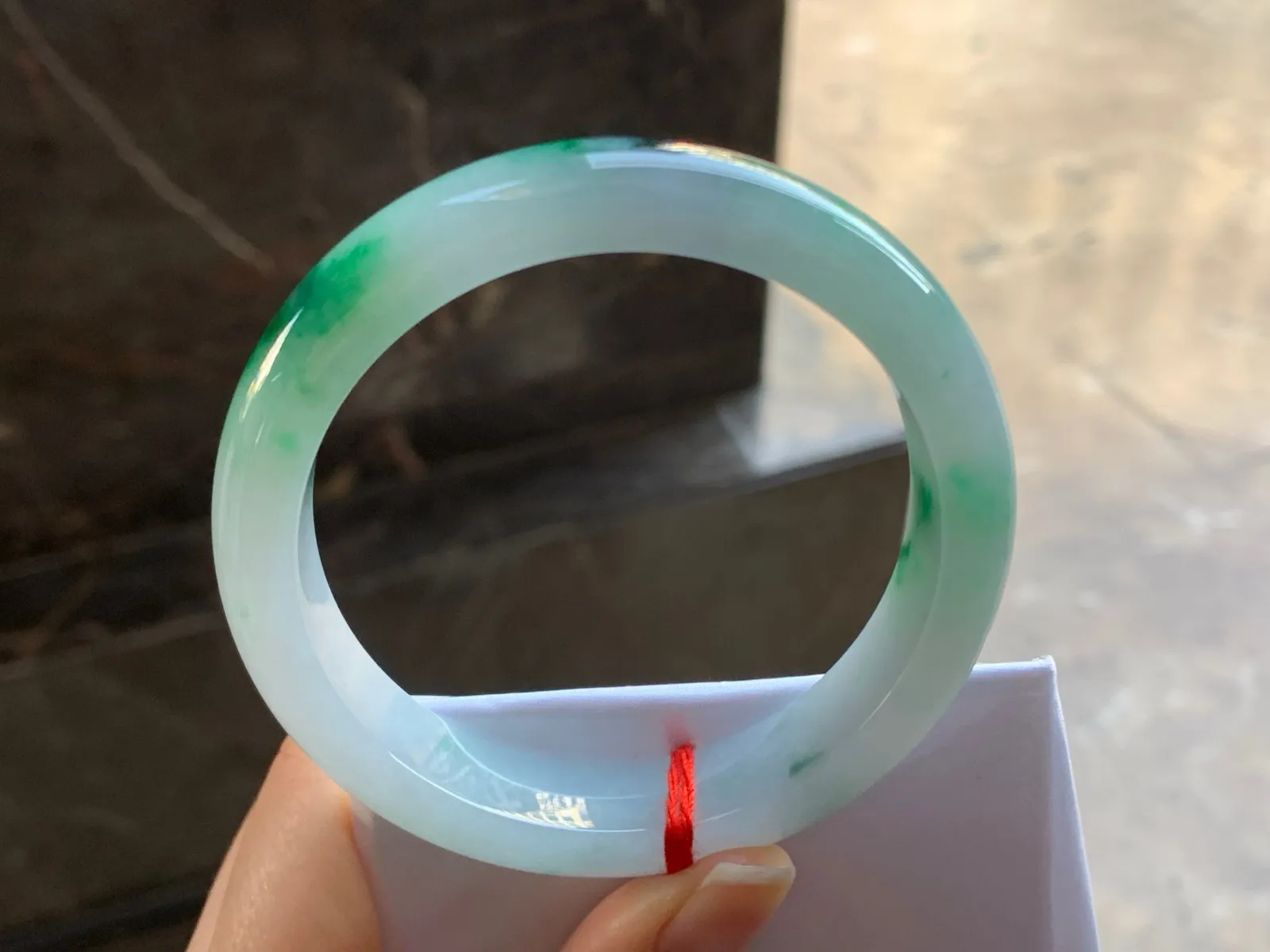 57-13.2-8.3

浓绿色手镯^_^鲜艳 玉质细腻