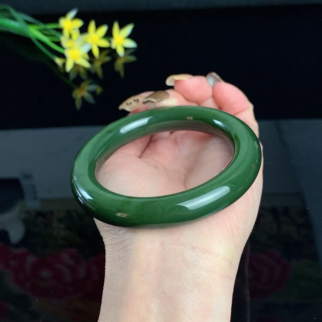 和田玉58圈口菠菜绿猫眼肥圆条碧玉手镯！玉质细腻油润 底色纯净 无裂无棉 脂粉好，品质高