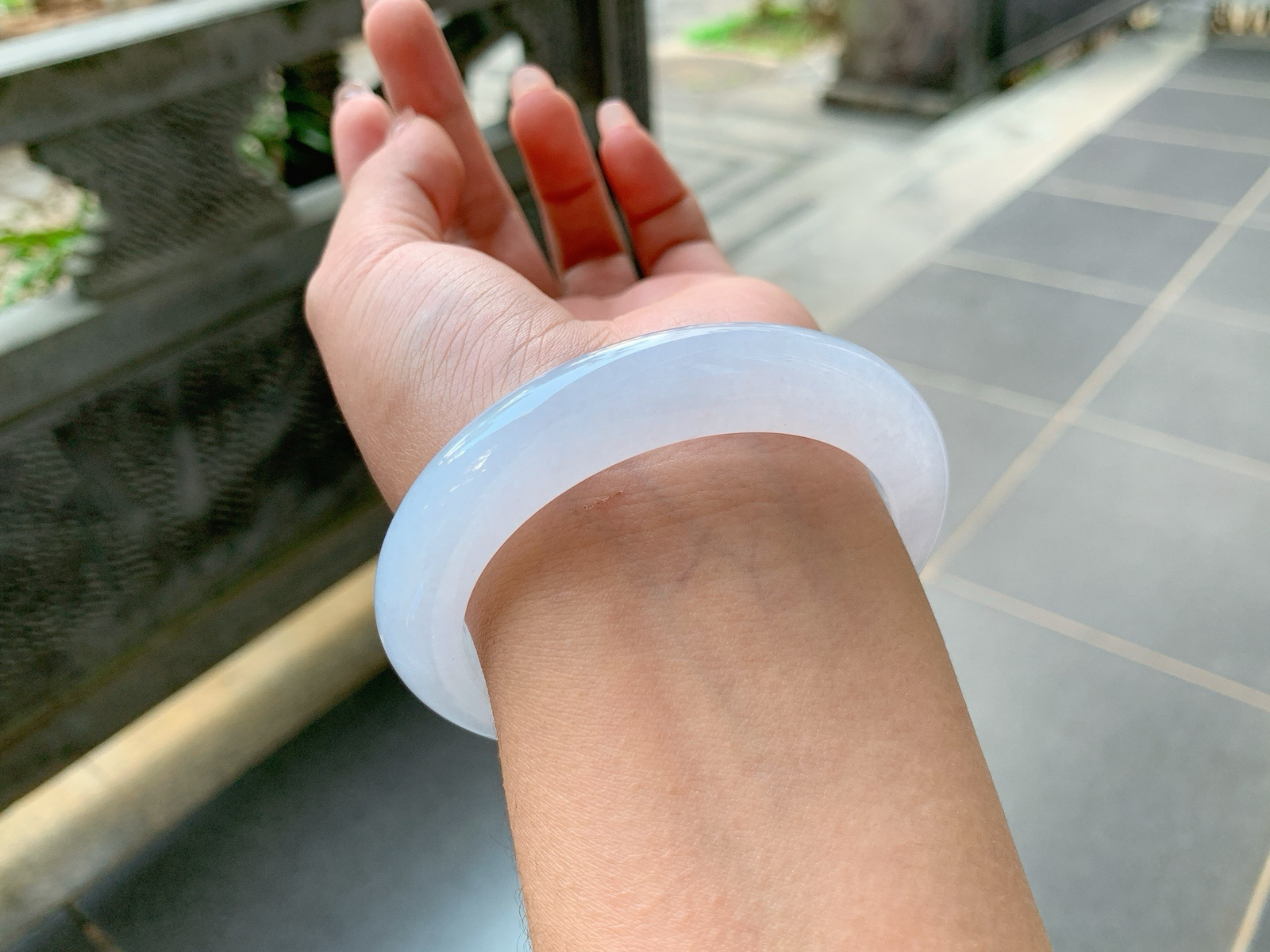 ｜56圈口
白月光，很清透的质地，底妆白净细腻，整体冰冰胶胶的，像一片网纱