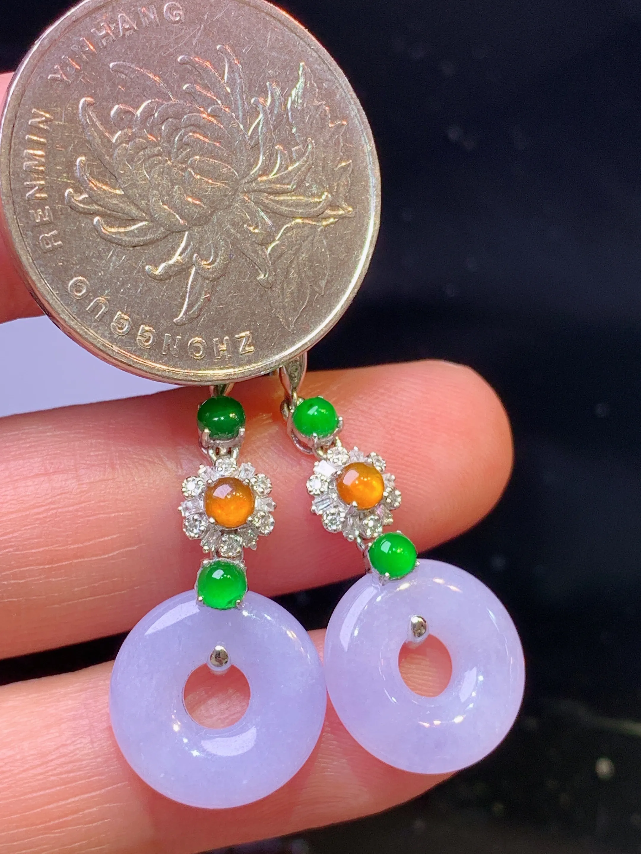 18k金钻镶嵌紫罗兰平安扣耳坠 玉质细腻 色泽清新艳丽 整体尺寸37.8*13.5*3.5