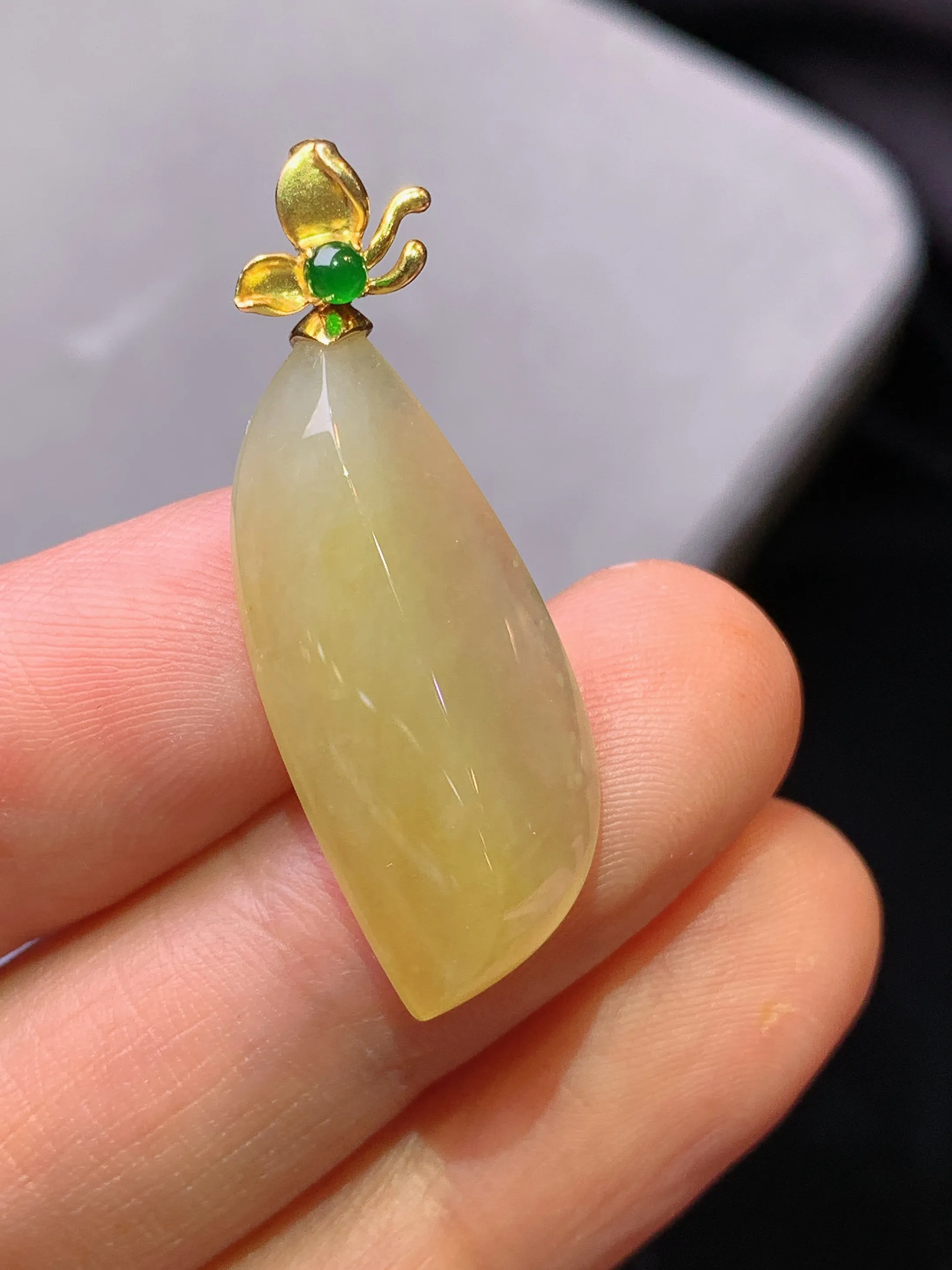 18k金镶嵌黄翡随形吊坠 玉质细腻 色泽清新艳丽 整体尺寸34.6*12.2*7.2