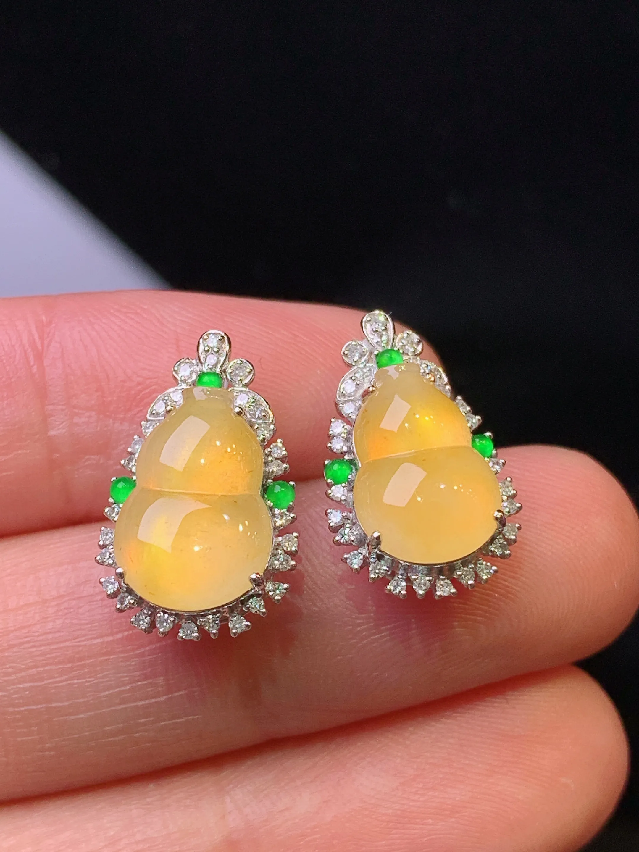 18k金钻镶嵌黄翡葫芦耳钉 玉质细腻 色泽清新艳丽 整体尺寸17*10.5*6.3