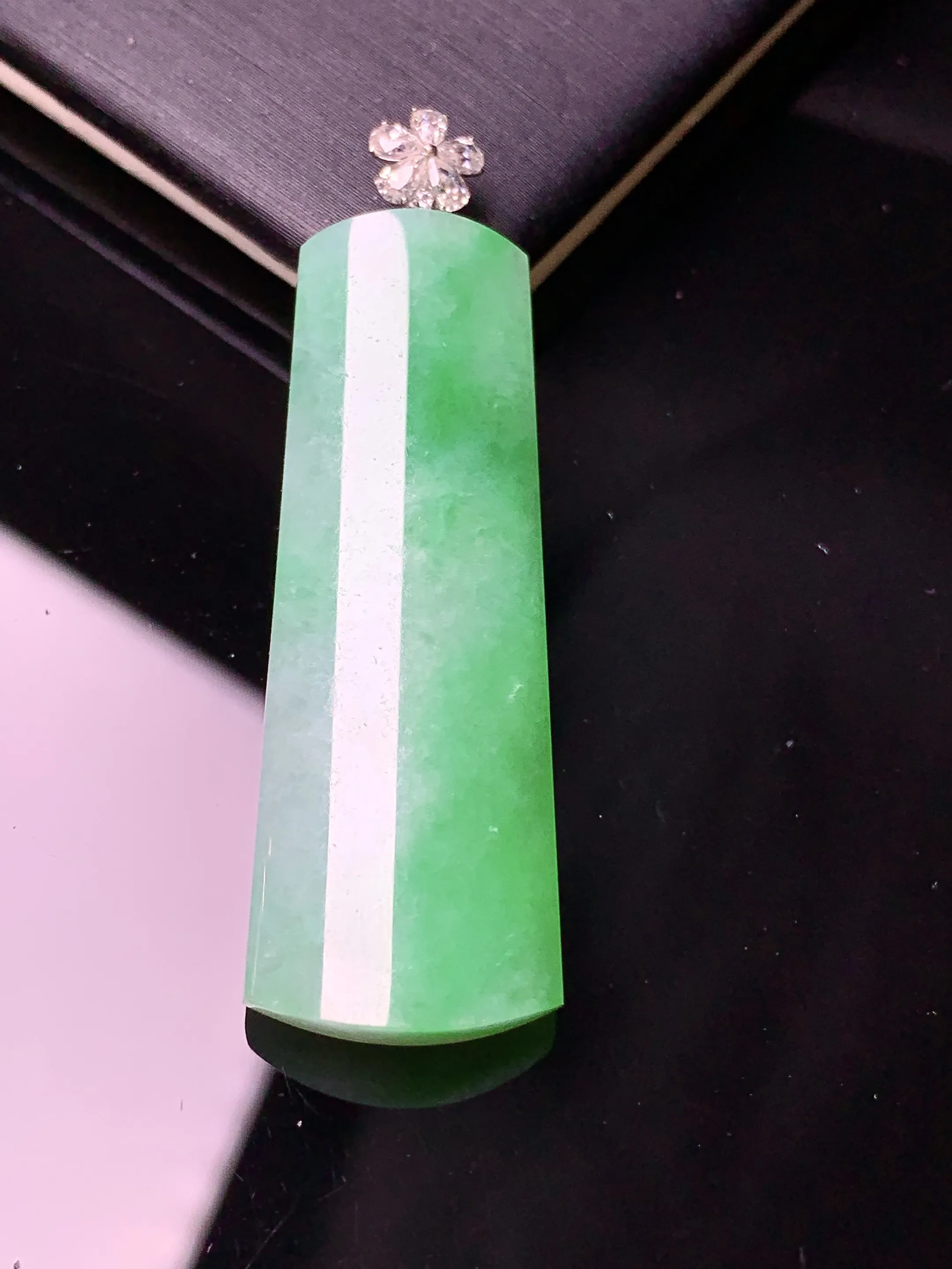 18k金莫桑钻镶嵌飘绿玉柱吊坠 玉质细腻 色泽清新艳丽 整体尺寸46*14.2*5.8