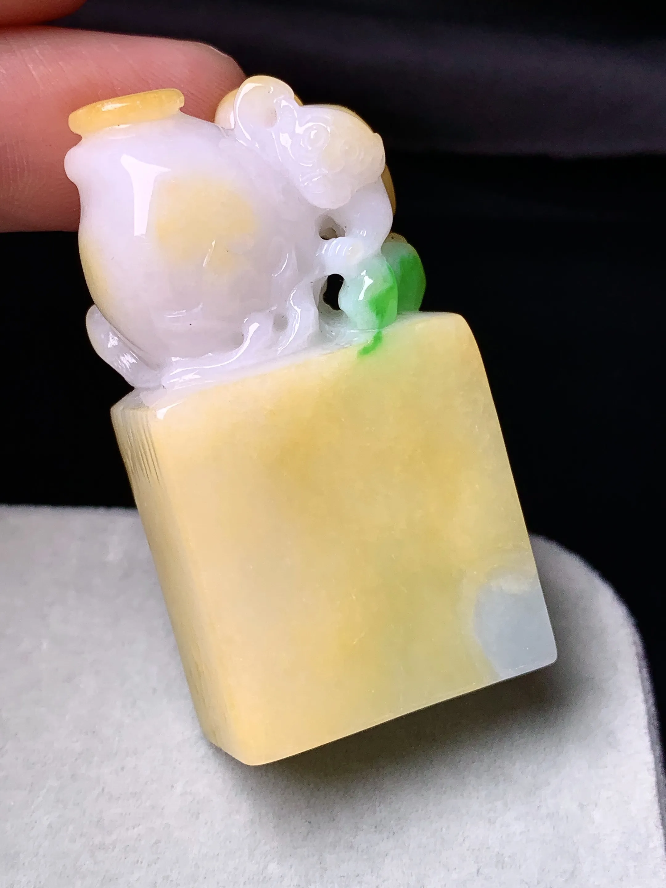 黄翡灵猴献寿印章吊坠 玉质细腻 色泽清新艳丽 整体尺寸47.2*24.5*12.5