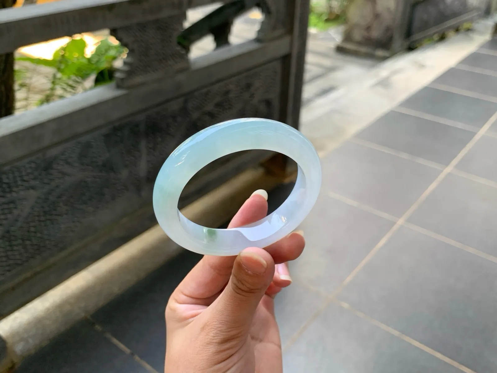 ｜55圈口
冰晴春飘花翡翠手镯，底子细腻起胶起光，渐变色，雅致大方，