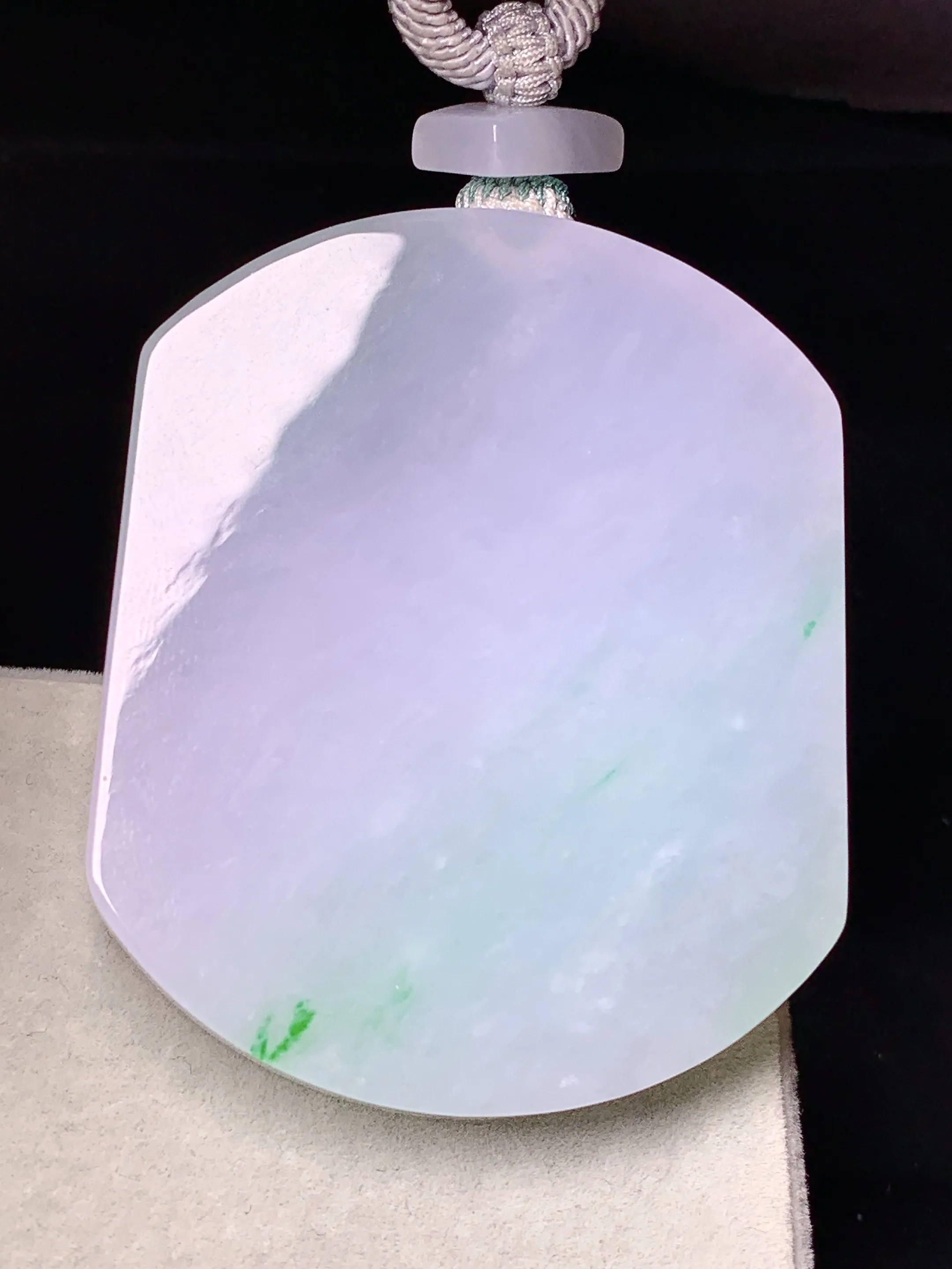 淡春彩无事牌吊坠 玉质细腻 色泽清新艳丽 整体尺寸53.3*43.3*6.6