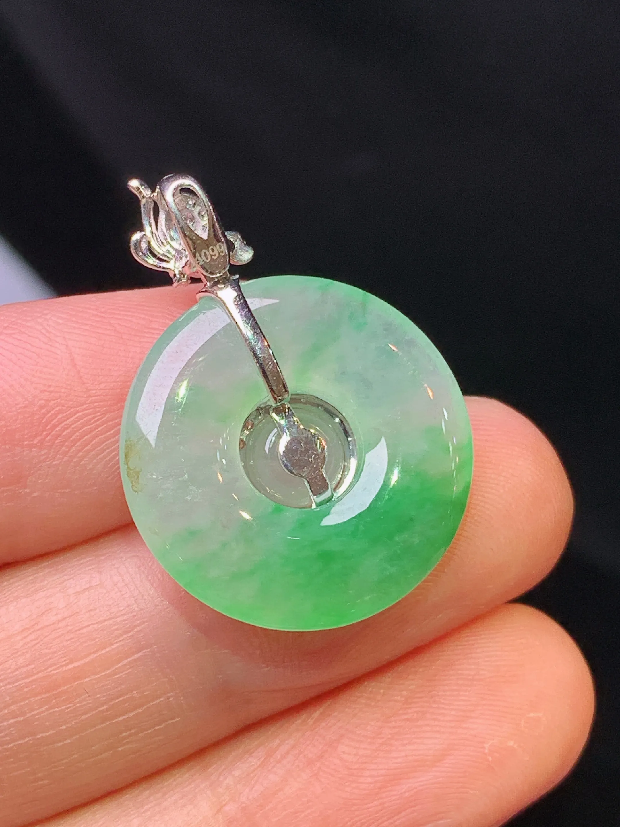 18k金钻镶嵌飘绿子母平安扣吊坠 玉质细腻 色泽清新艳丽 整体尺寸28*20*4