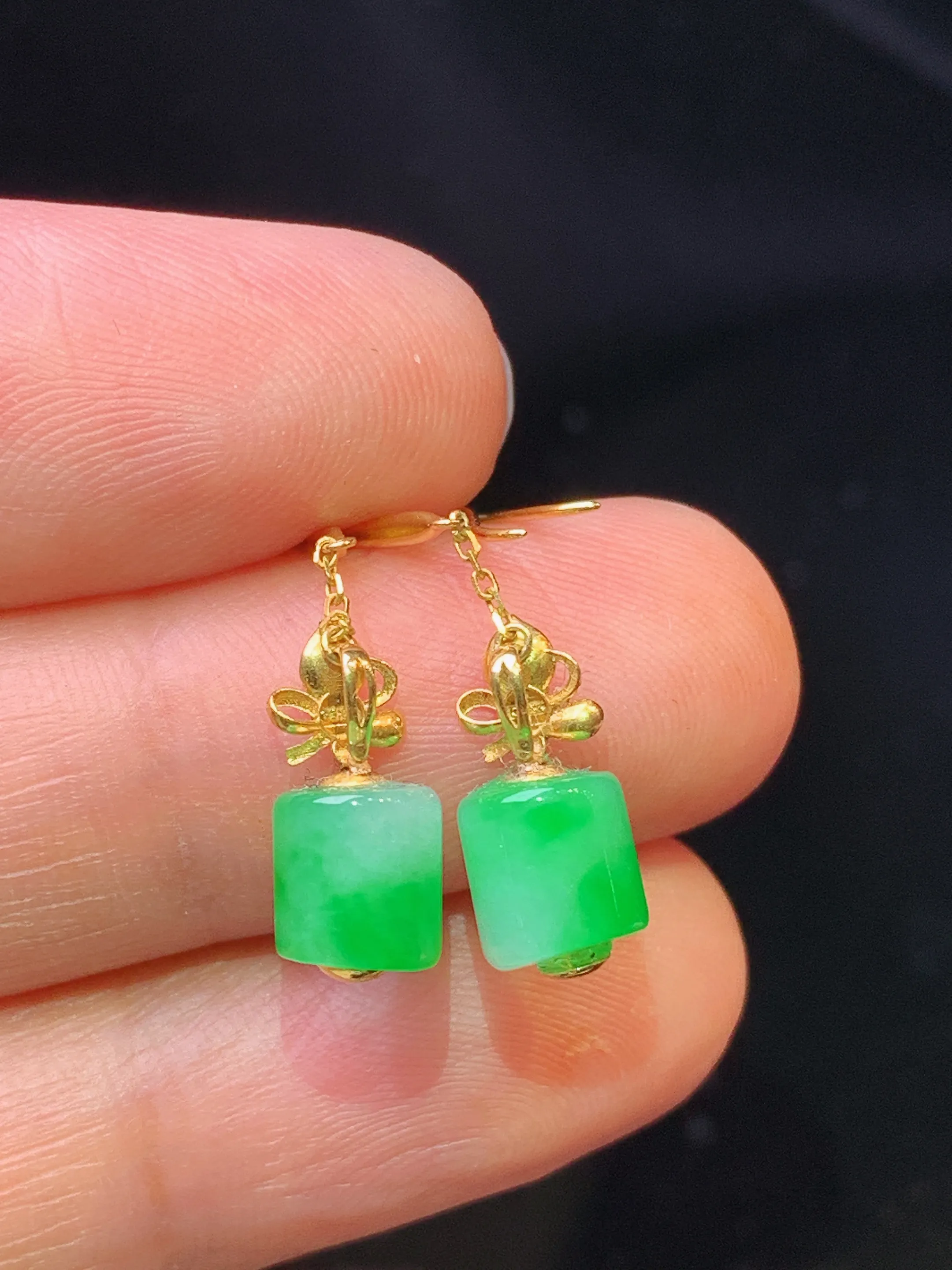 18k金镶嵌翠绿玉柱耳坠 玉质细腻 色泽清新艳丽 整体尺寸25.5*5.8*5.8